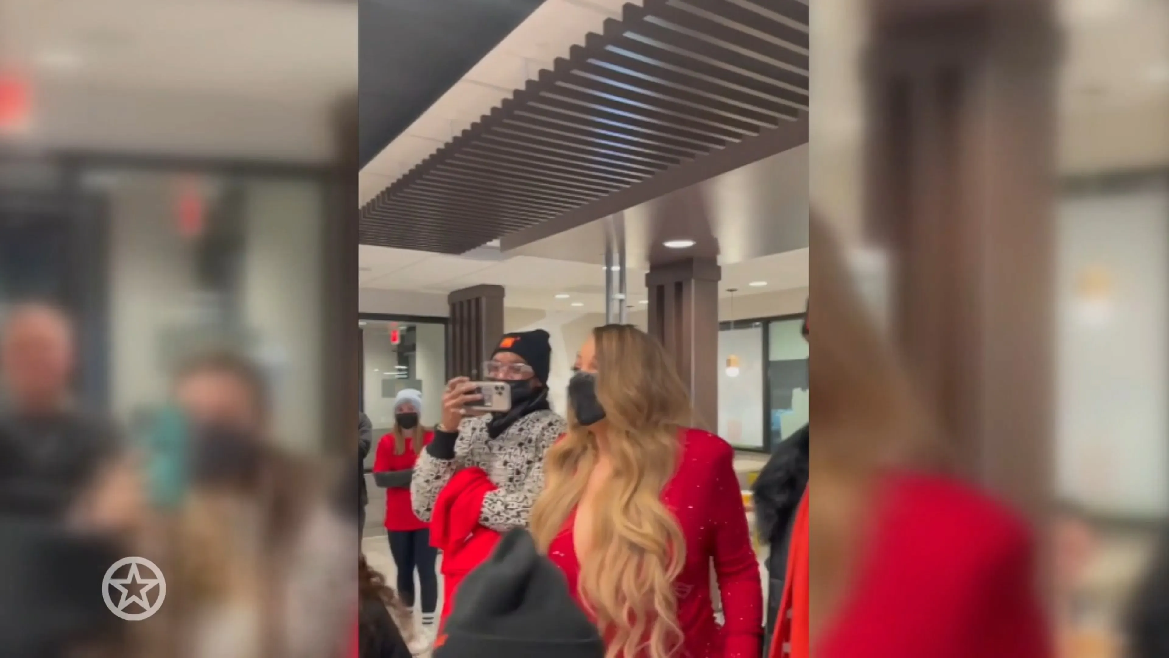 Mariah Carey bestelt cheeseburger in galajurk