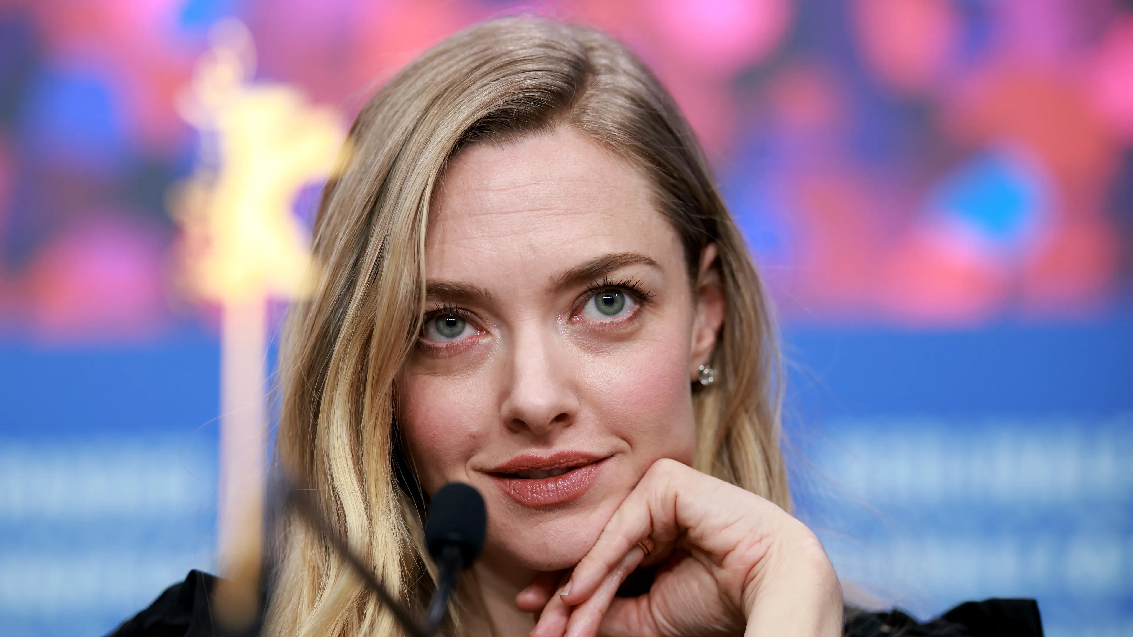 Amanda Seyfried fans massaal bezorgd na verwarrend interview: 'Wat is er aan de hand?'