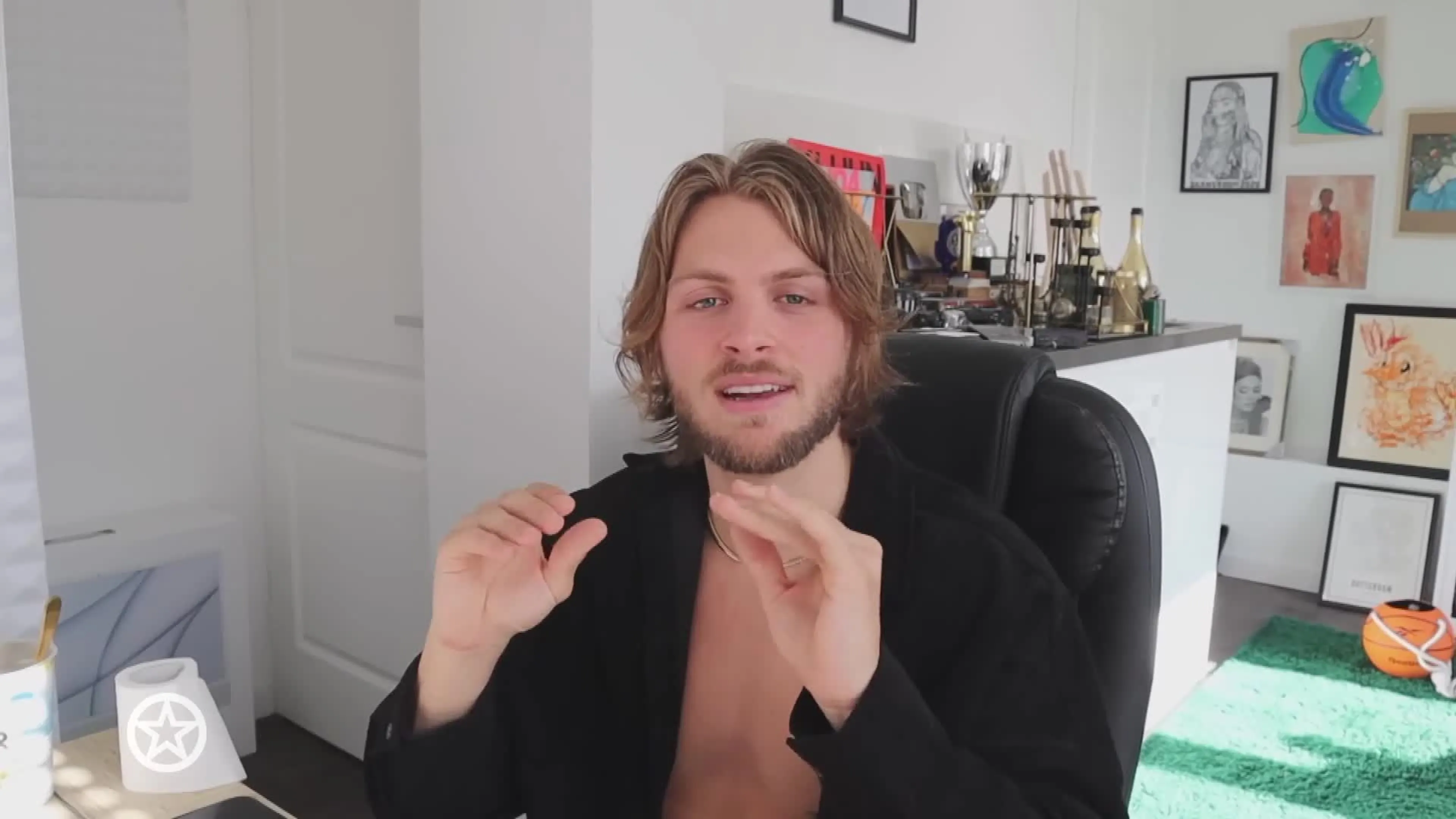 Influencer woest op uitspraken van Rijk Hofman