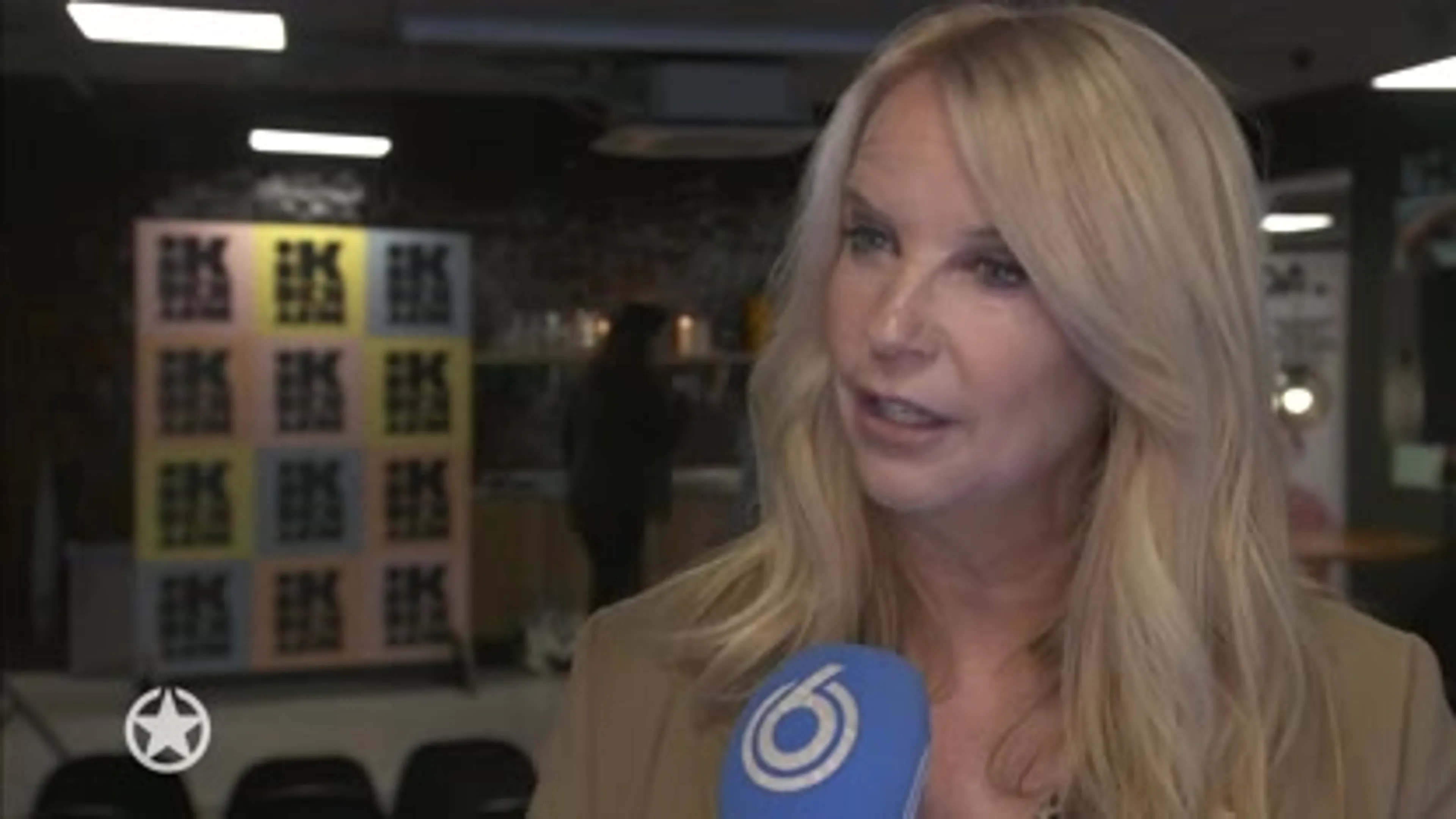 Linda de Mol overhandigt eerste exemplaar van bijzonder boek