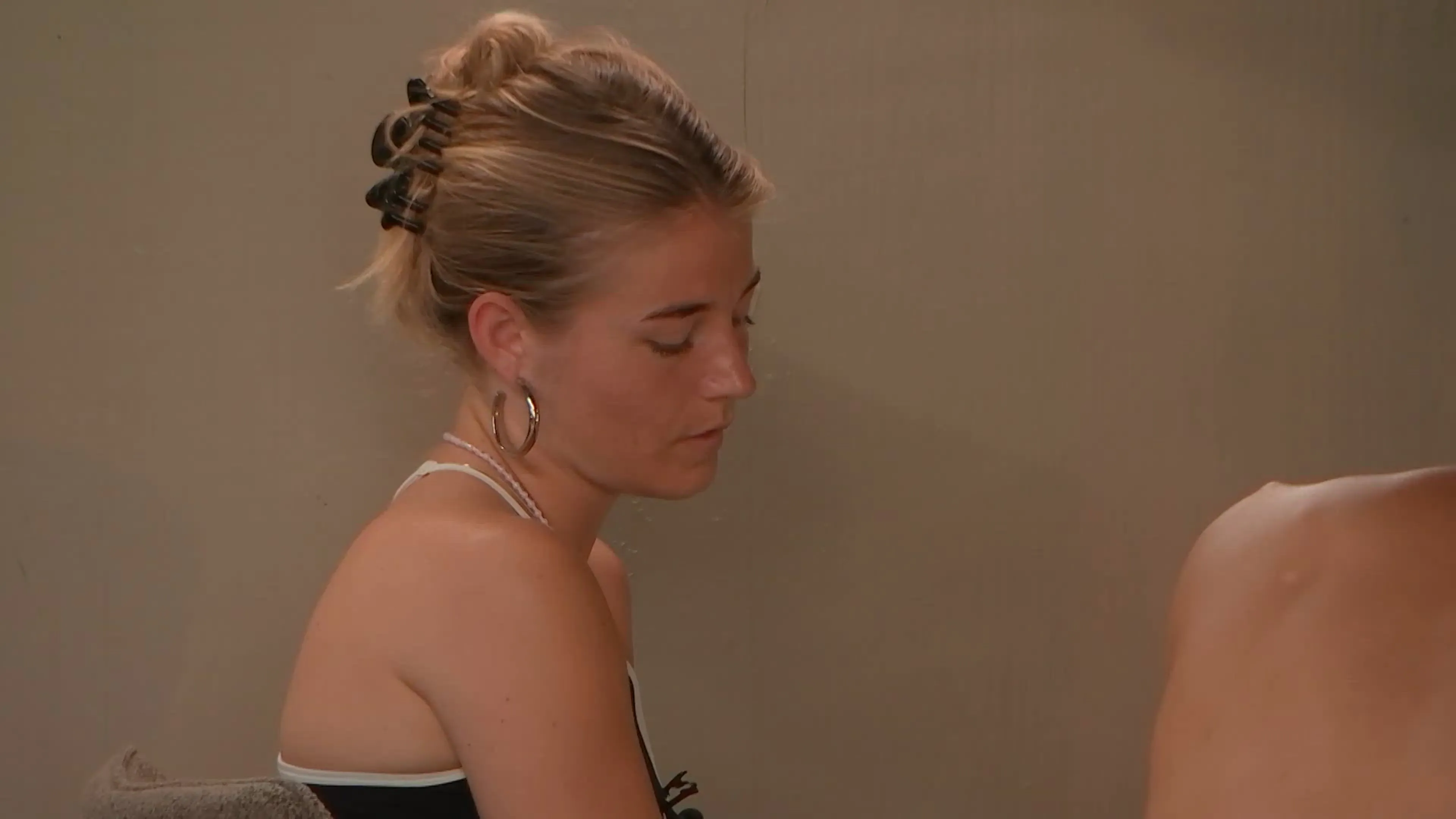 Anouk wacht op haar belletje: 'Ik ga steeds meer nadenken'
