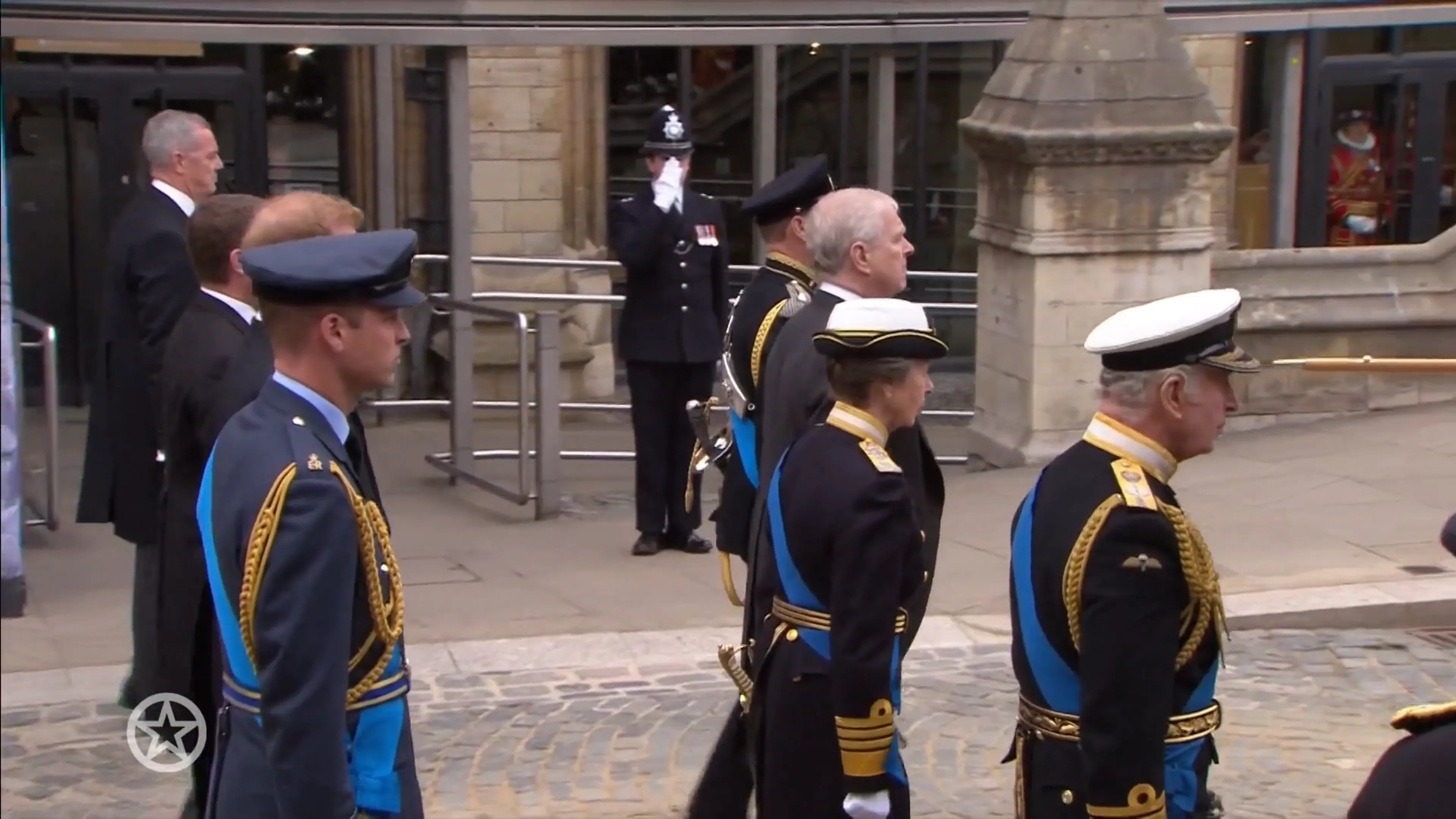 Charles, William en Harry lopen achter kist Elizabeth