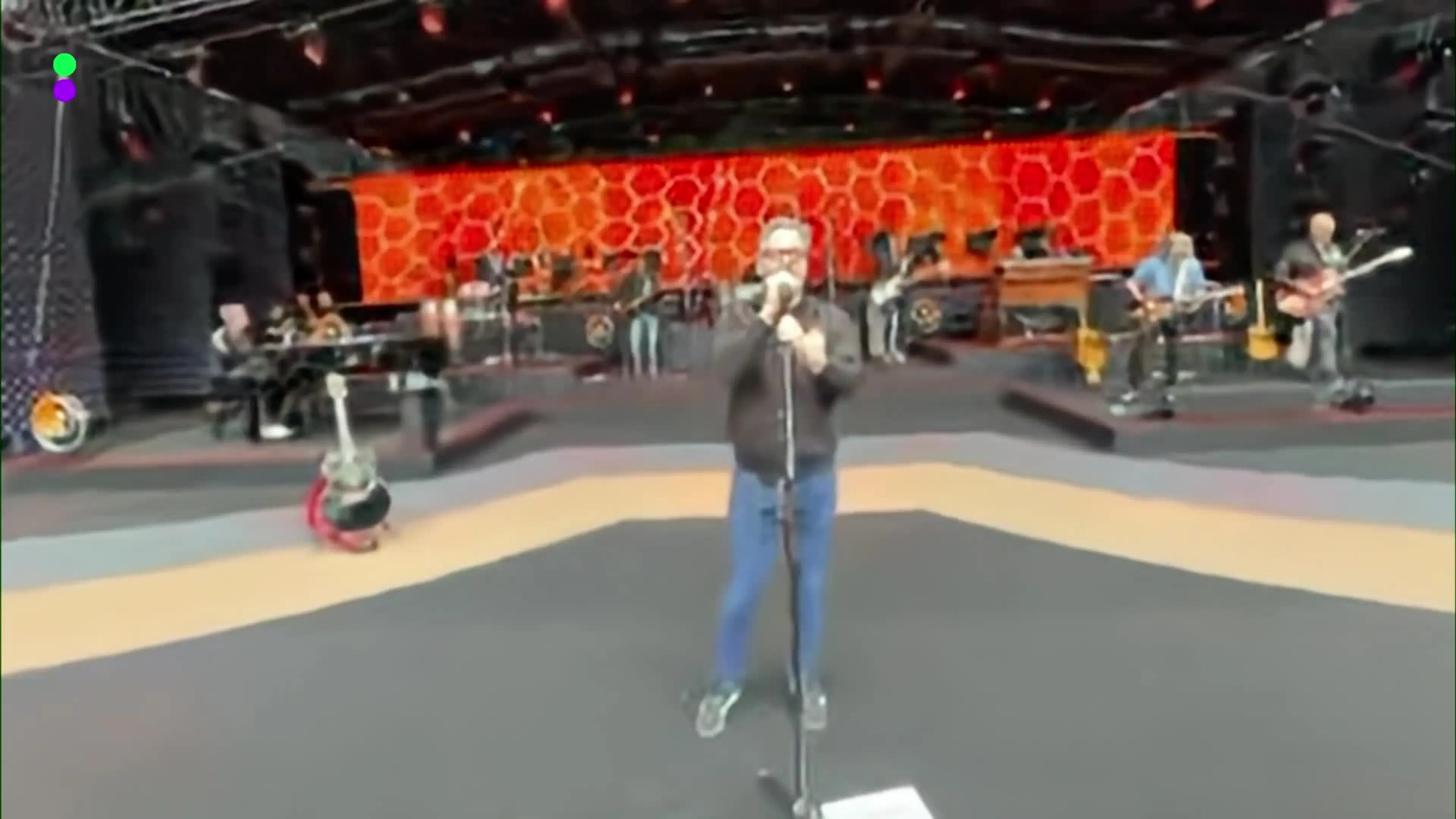 Guus Meeuwis doet In Oranje live vanuit het Philips Stadion
