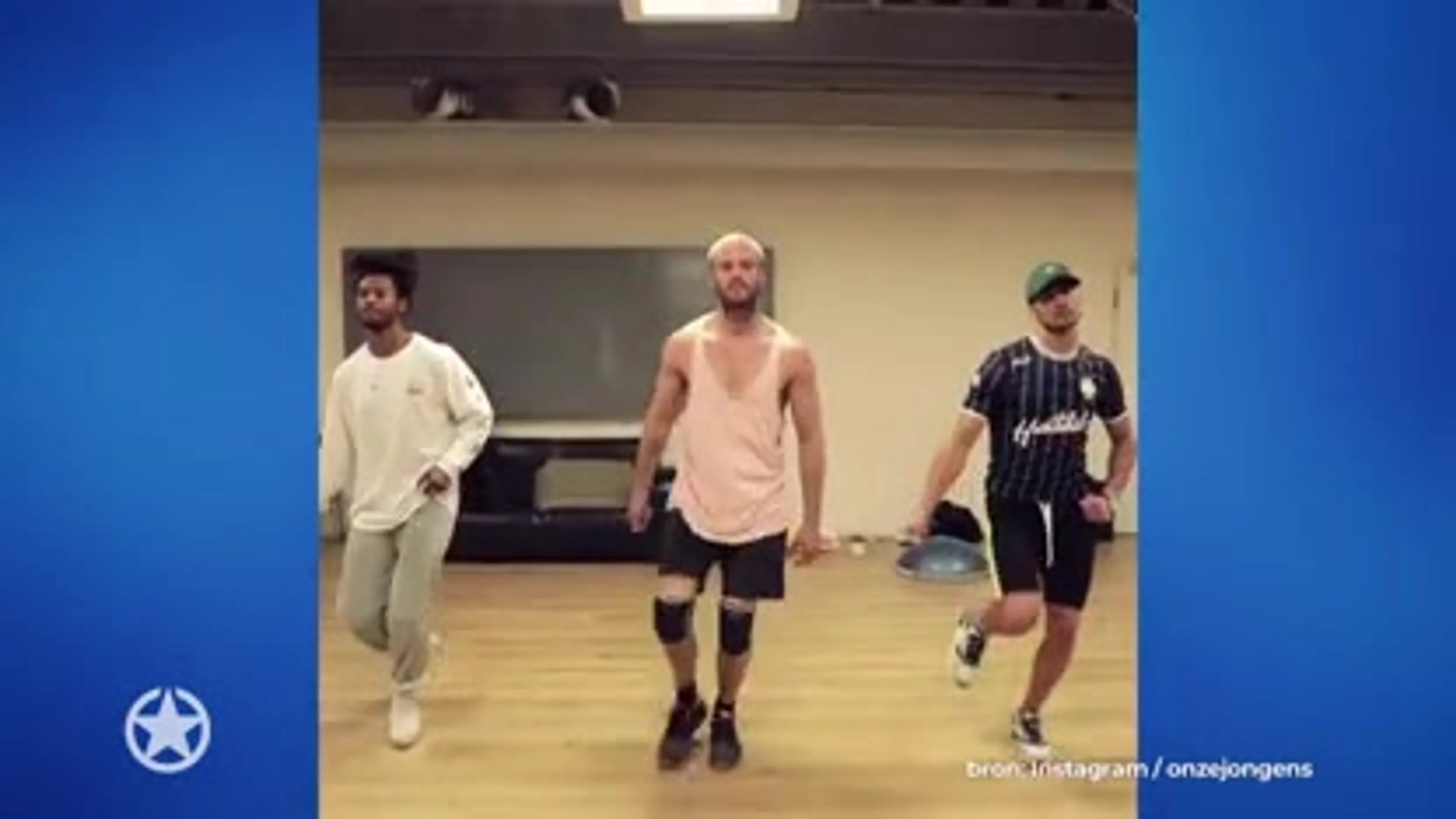 Strippende acteurs uit Onze Jongens oefenen danspasjes