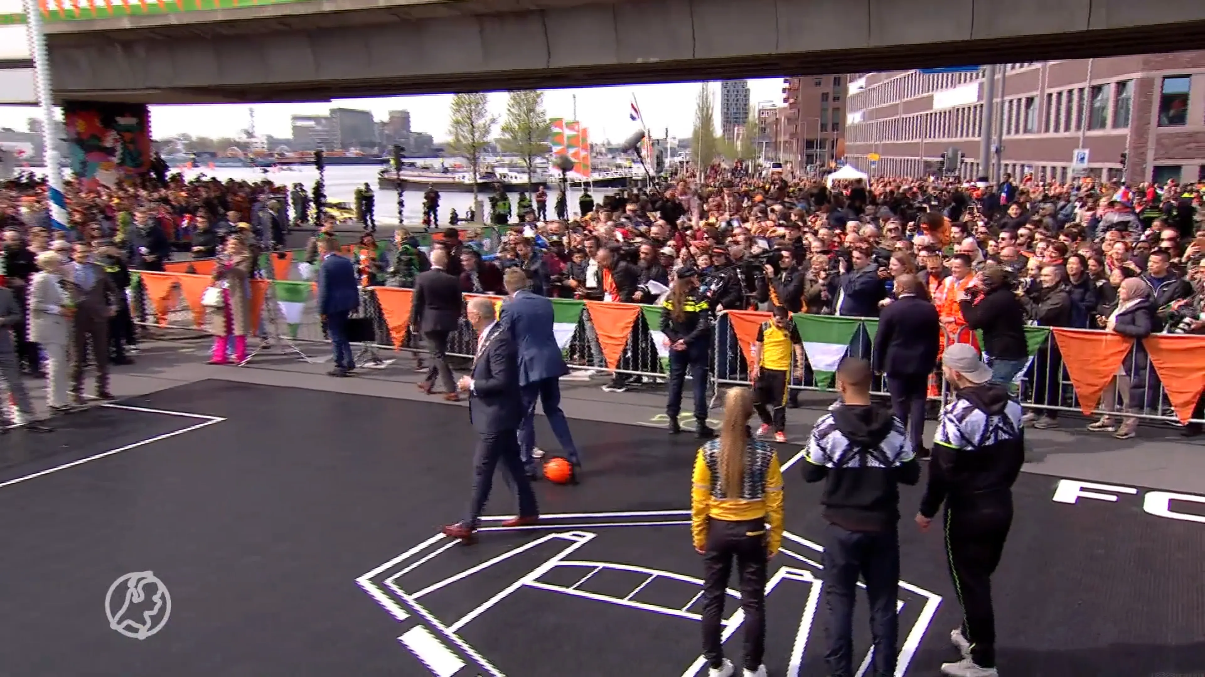 Koning Willem-Ajaxander krijgt panna bij bezoek aan Rotterdam