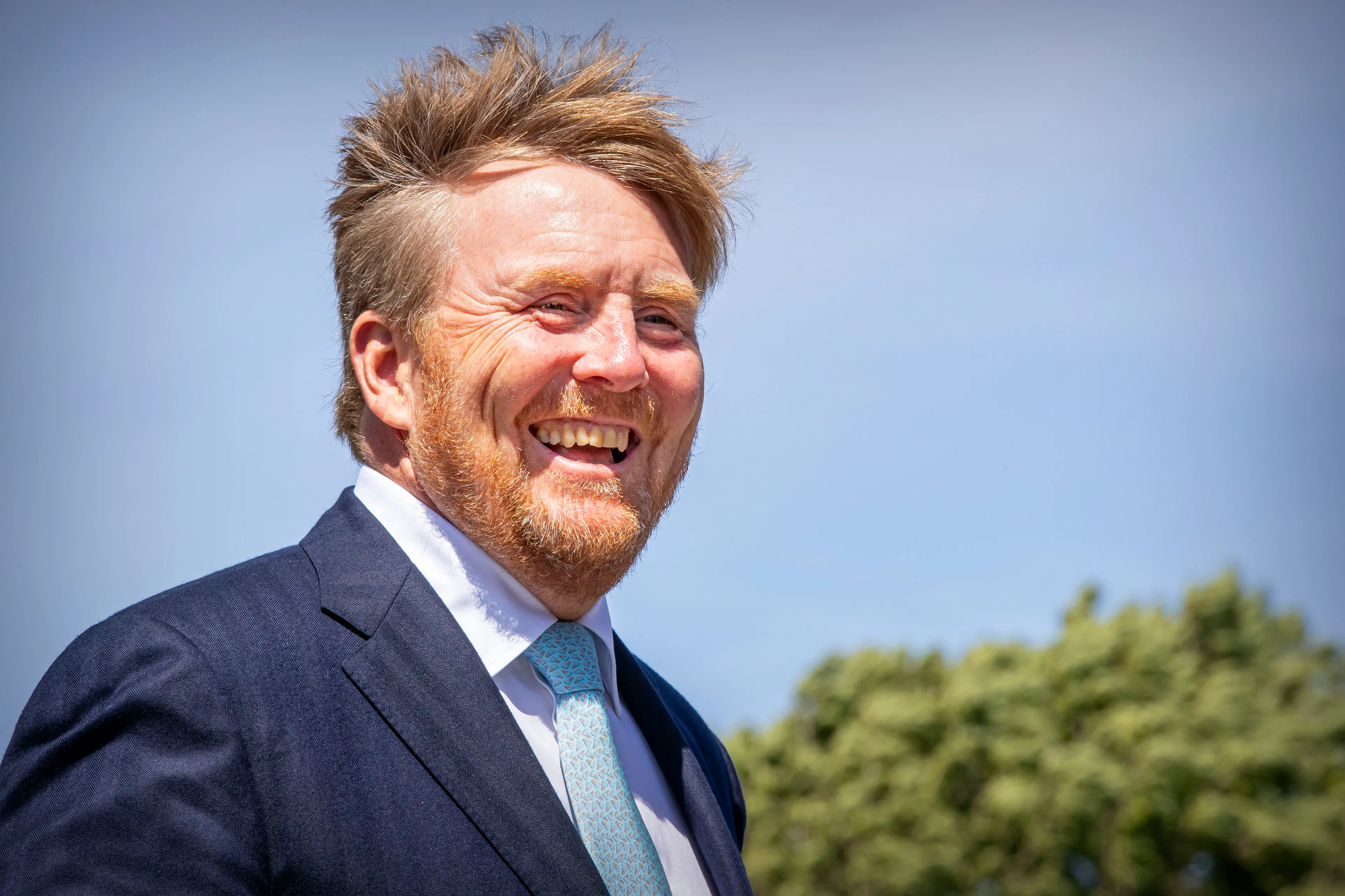 Koning Willem-Alexander brengt bezoek aan vliegbasis Volkel