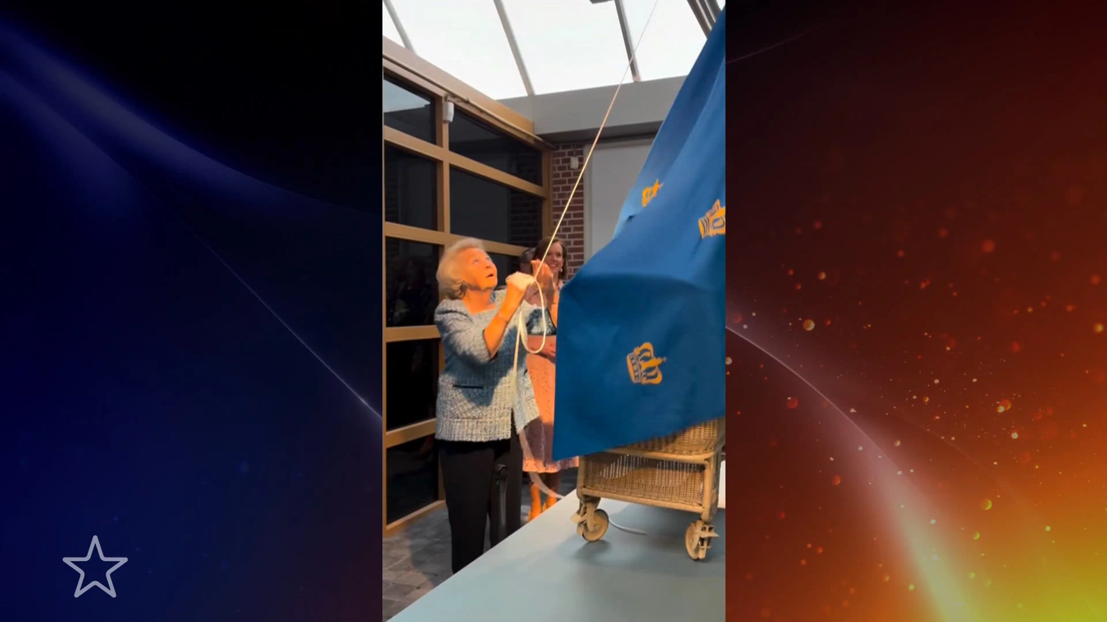 Prinses Beatrix toont trots eigen wieg in Nationaal Vlechtmuseum