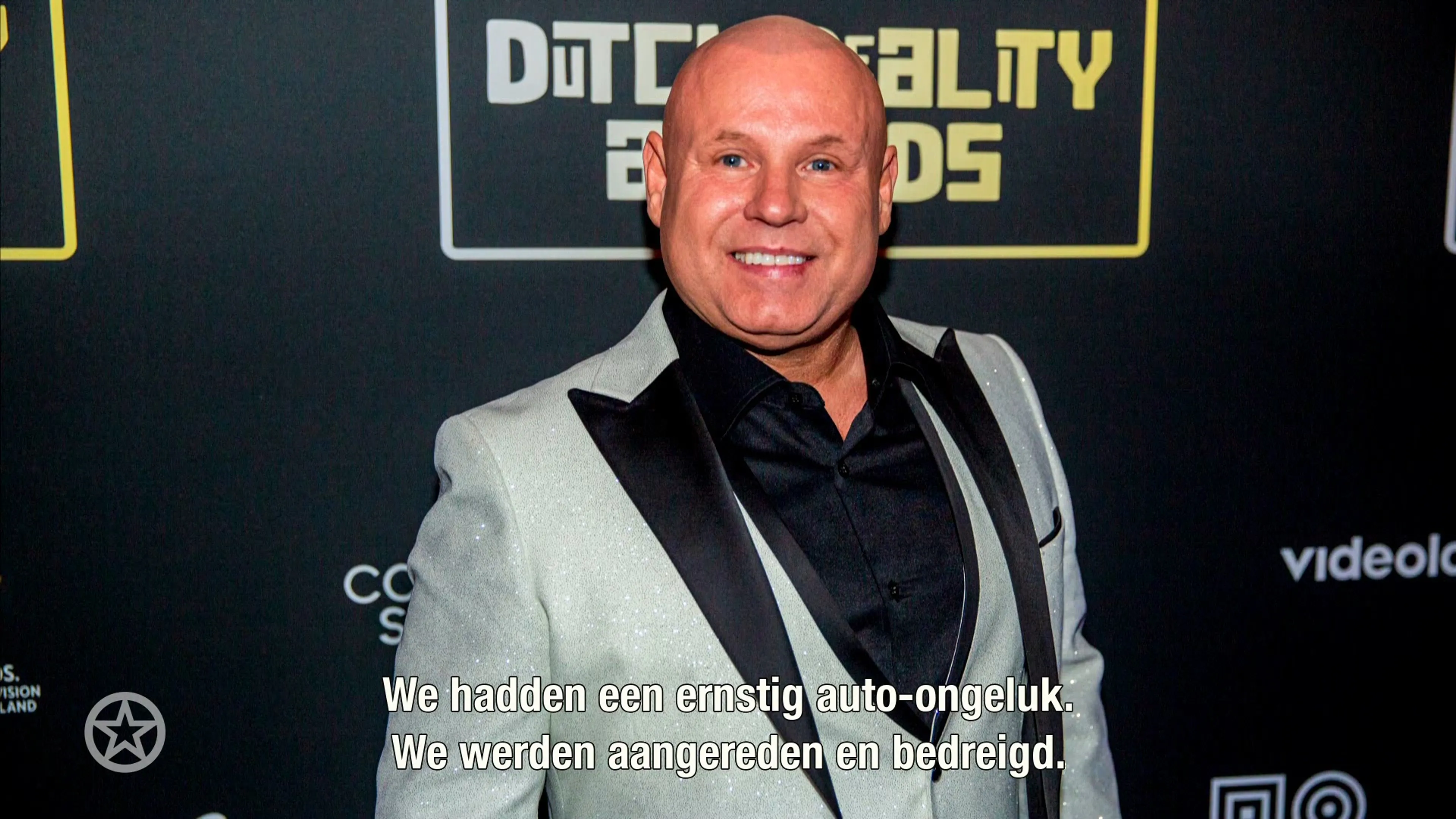 Heftig verkeersongeluk voor Bij Ons Op Het Kamp-Antonio en Frans