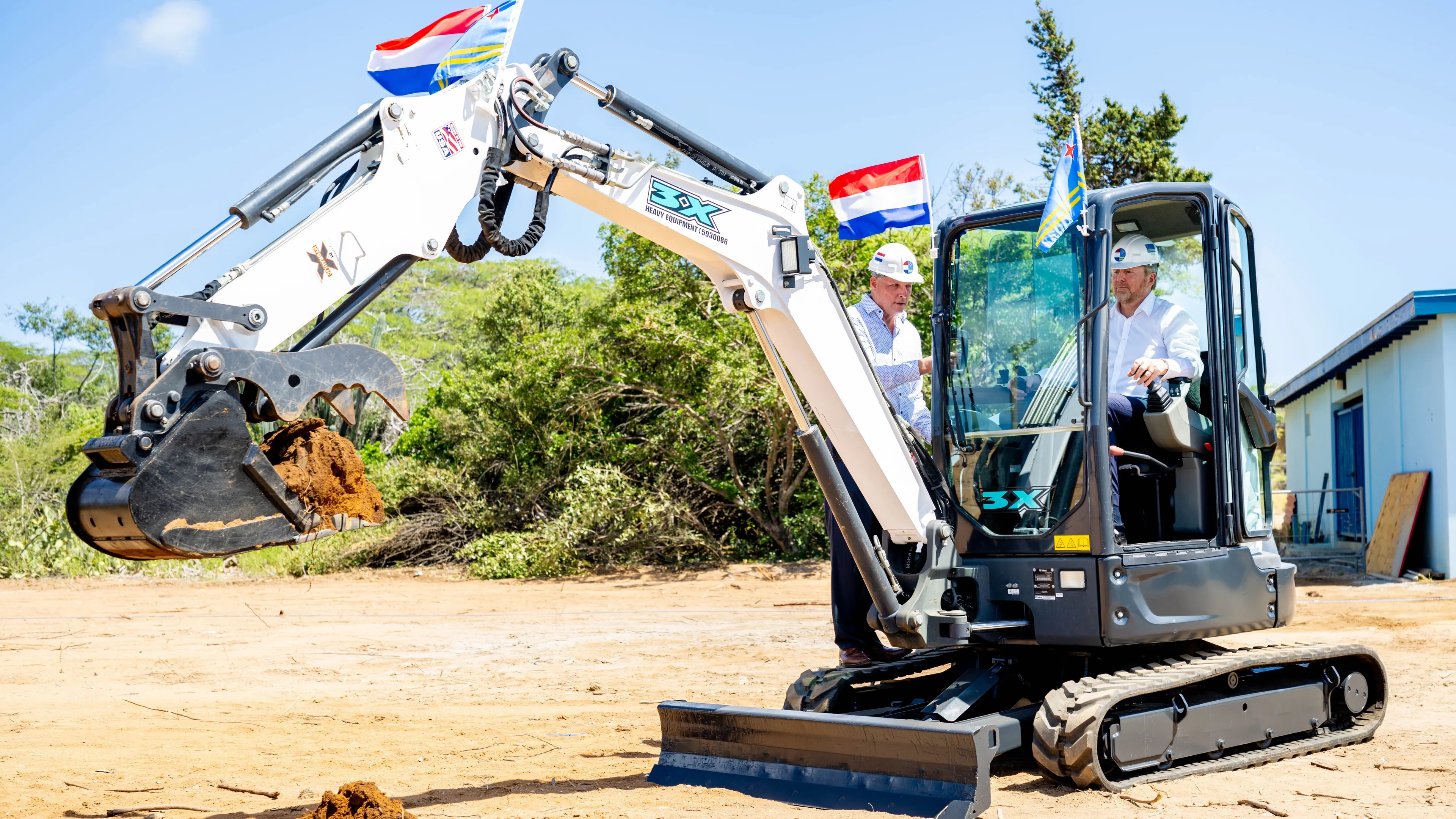 Koning Willem-Alexander aan het werk op Aruba