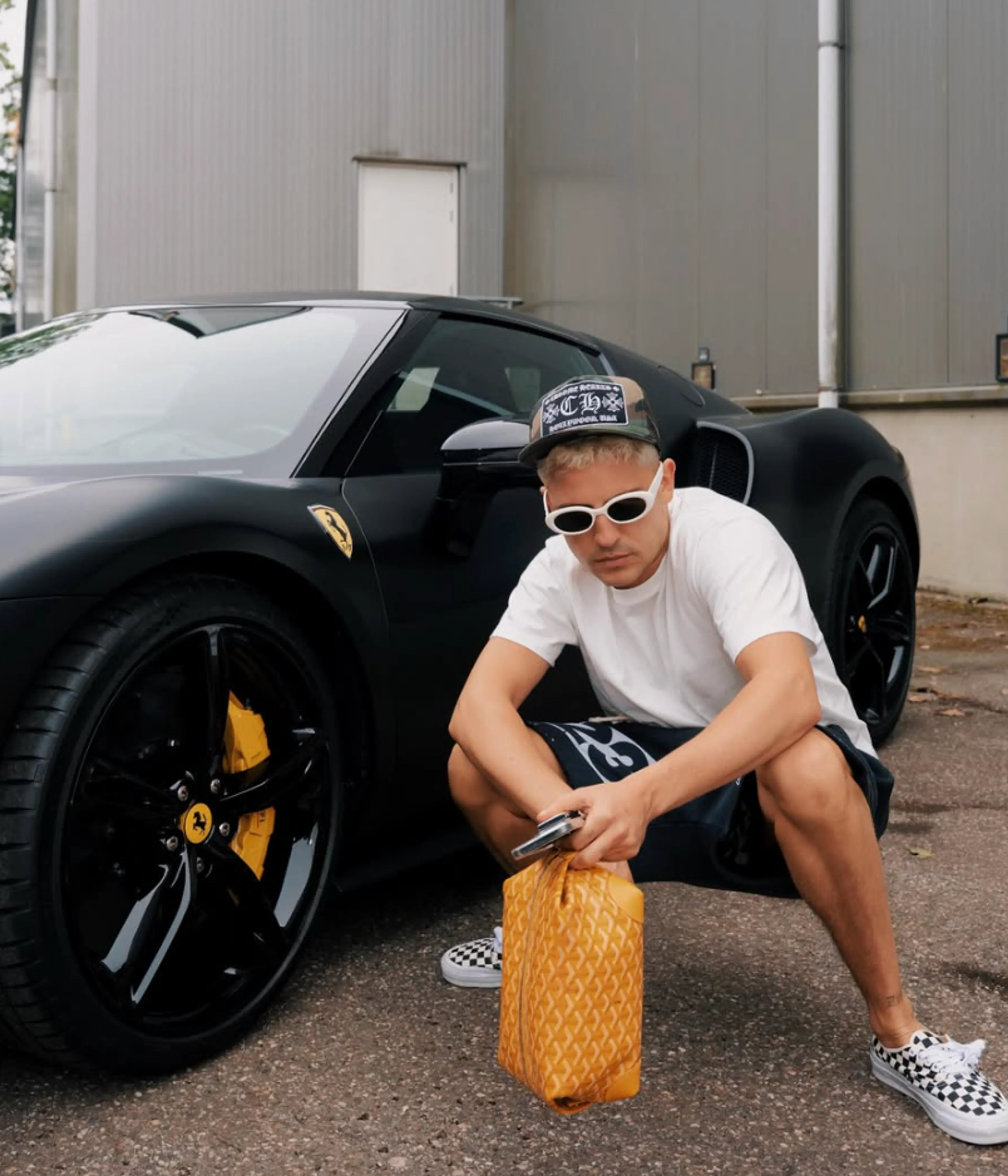 Lil Kleine pronkt met peperdure nieuwe Ferrari