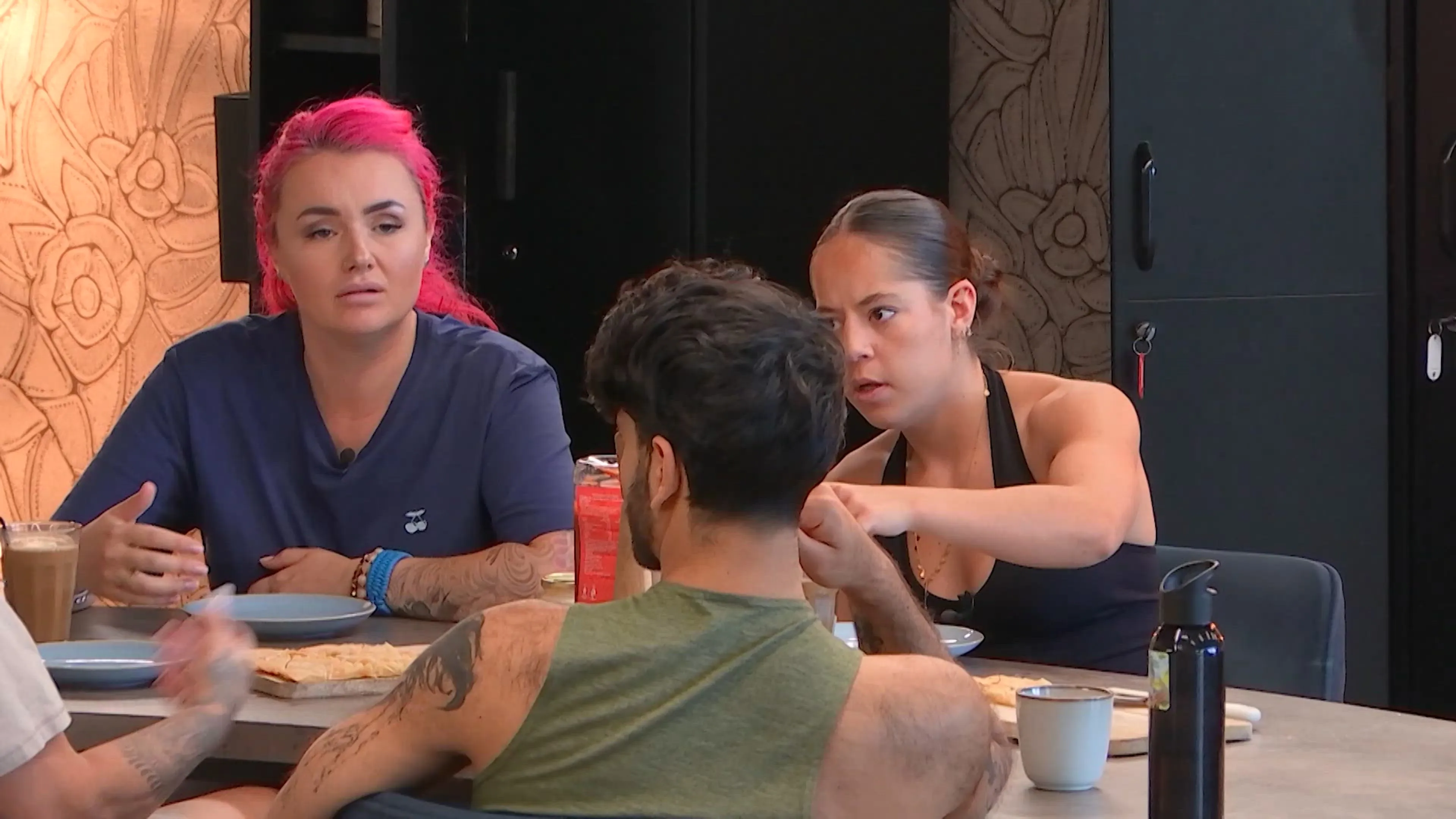 Mila en Joshlyn zijn Sayf helemaal zat