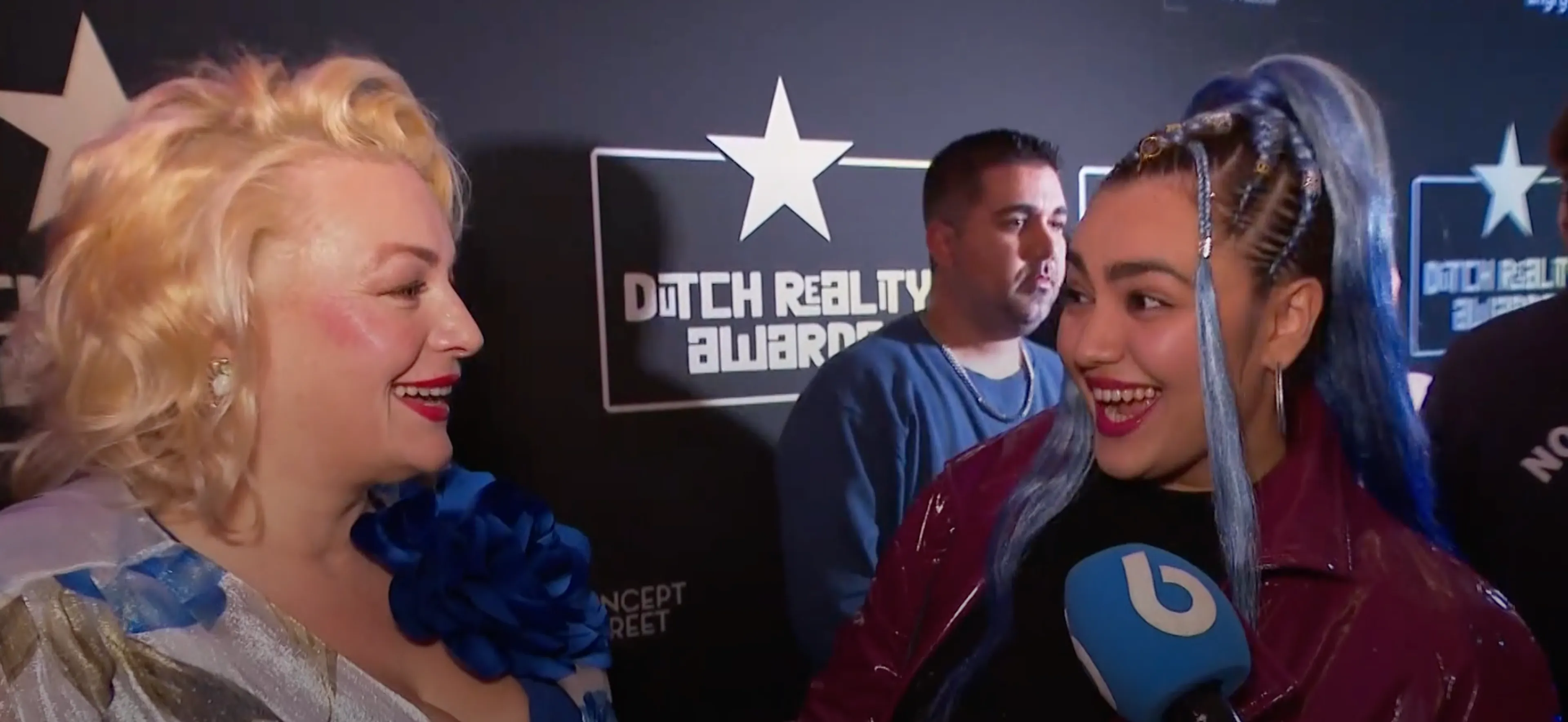 Dochter van Malgosia noemt haar moeder in The Voice 'een gekkie'