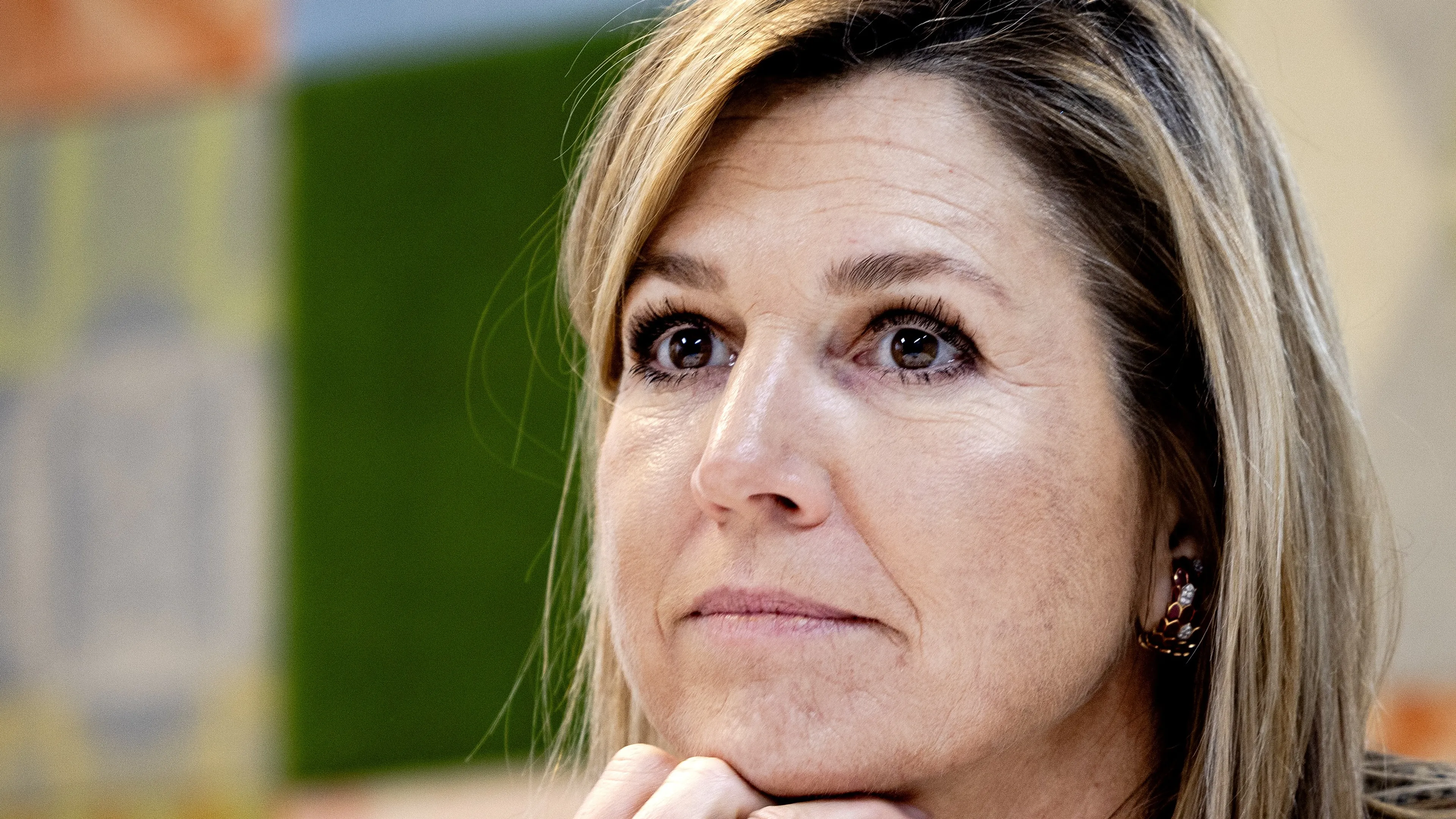 Koningin Máxima ontroerd bij bezoek aan daklozenopvang