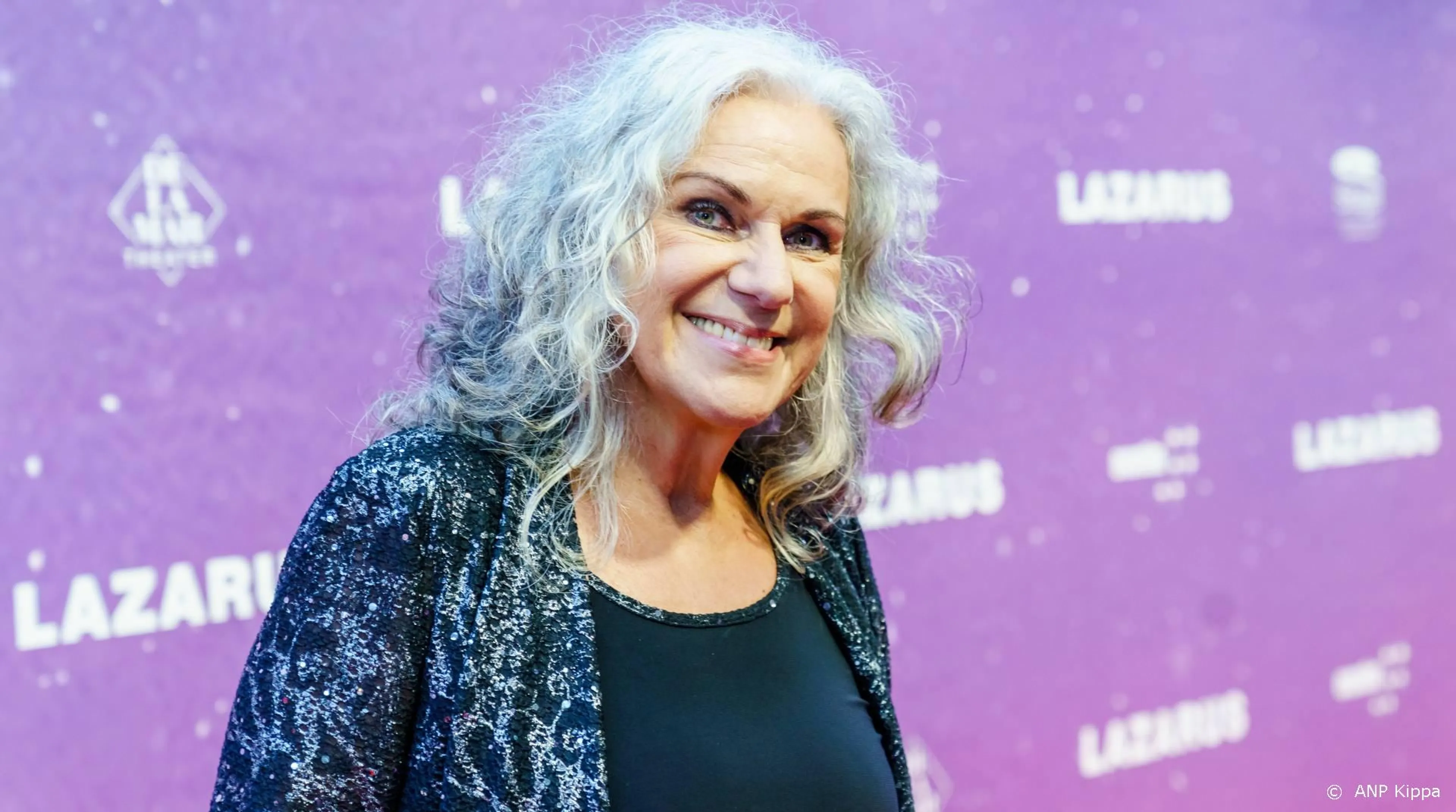 Cilly Dartell dolgelukkig na weerzien kinderen en ontmoeting kleinzoon