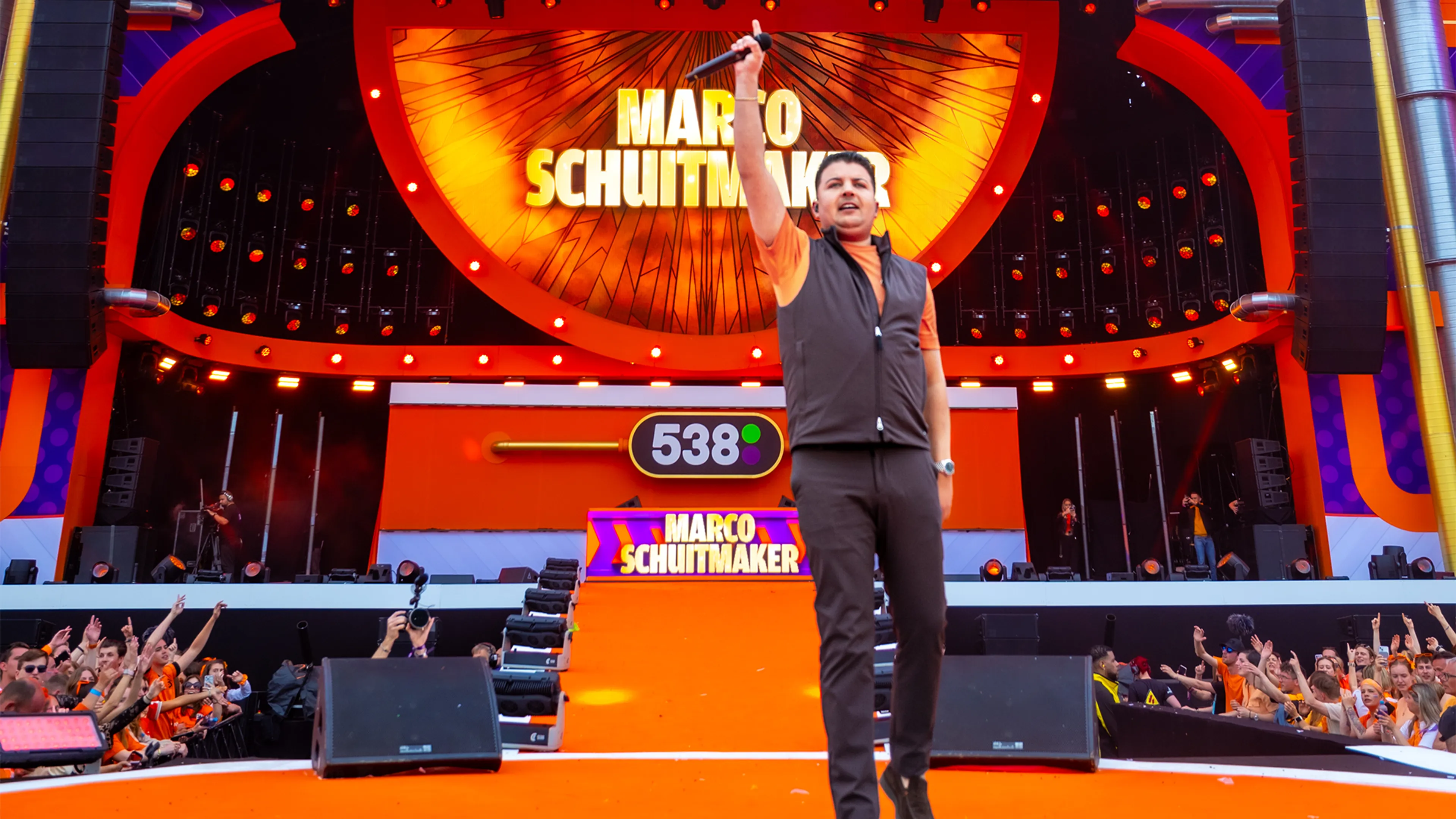 Marco Schuitmaker verandert Chasséveld in oranjekroeg | 538 Koningsdag 2026