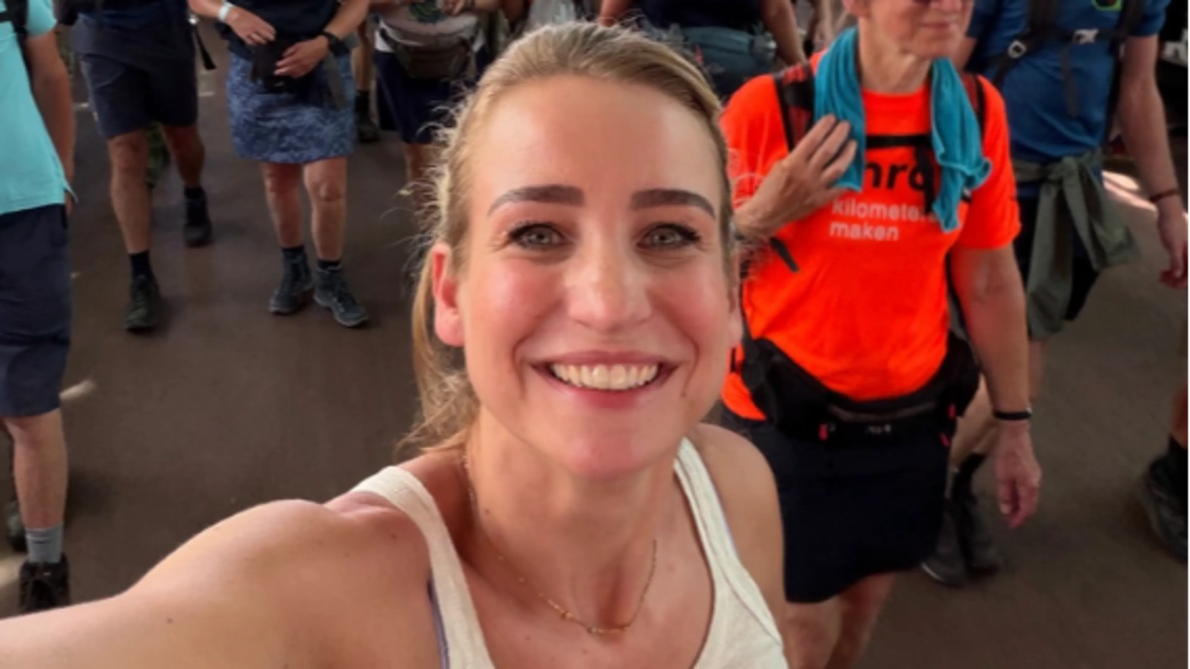 Dionne Stax eert overleden moeder tijdens emotionele Vierdaagse