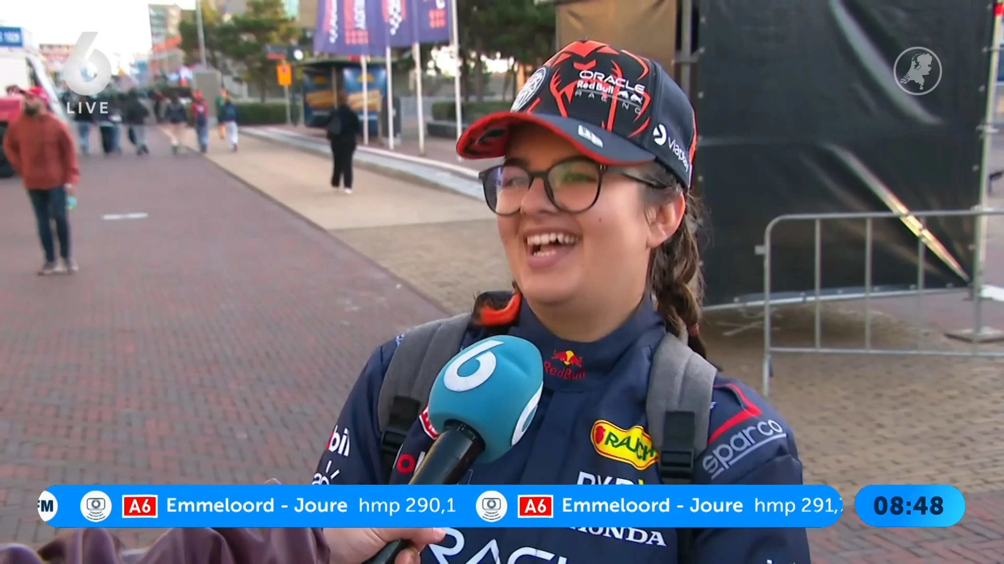 Oranje vlaggen en feestmuziek kleuren weg richting circuit Zandvoort (Hart van Nederland)
