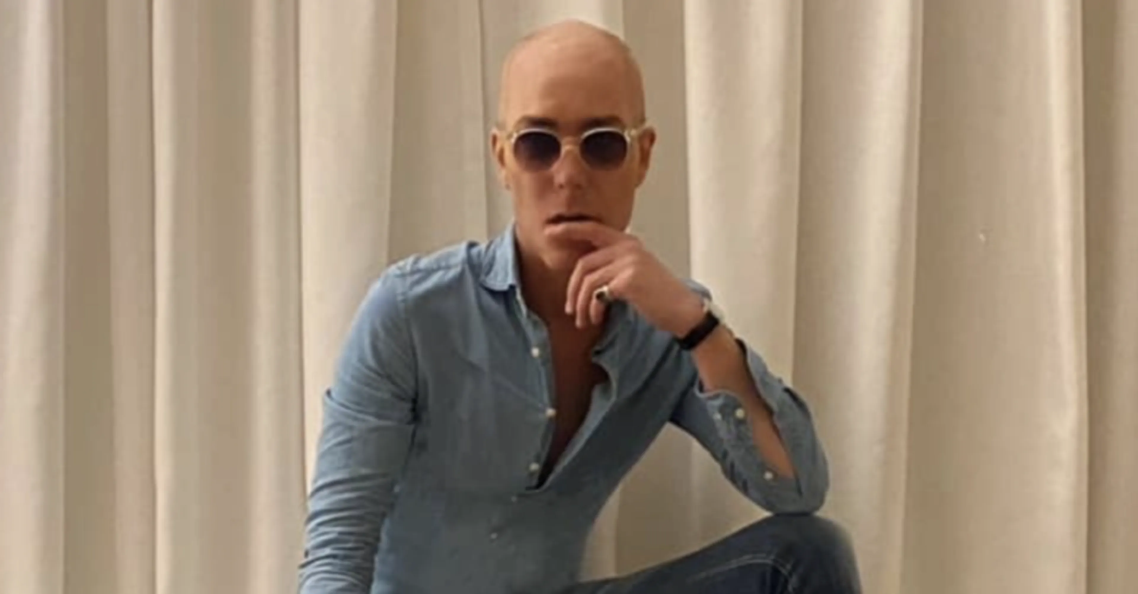 Zo ziet Rogier er nu uit na haartransplantatie