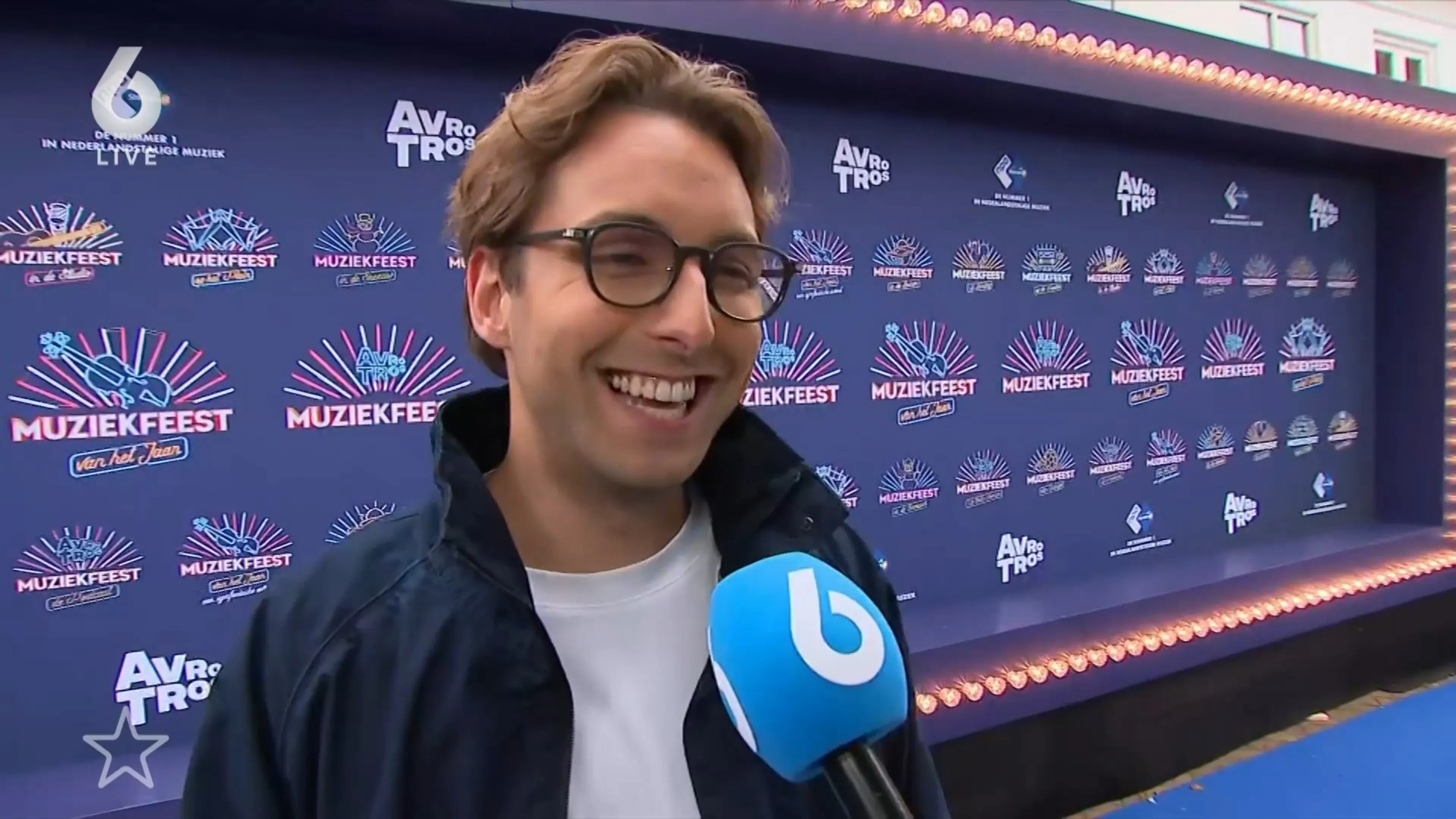 Feestje in de regen bij het Muziekfeest op het Plein