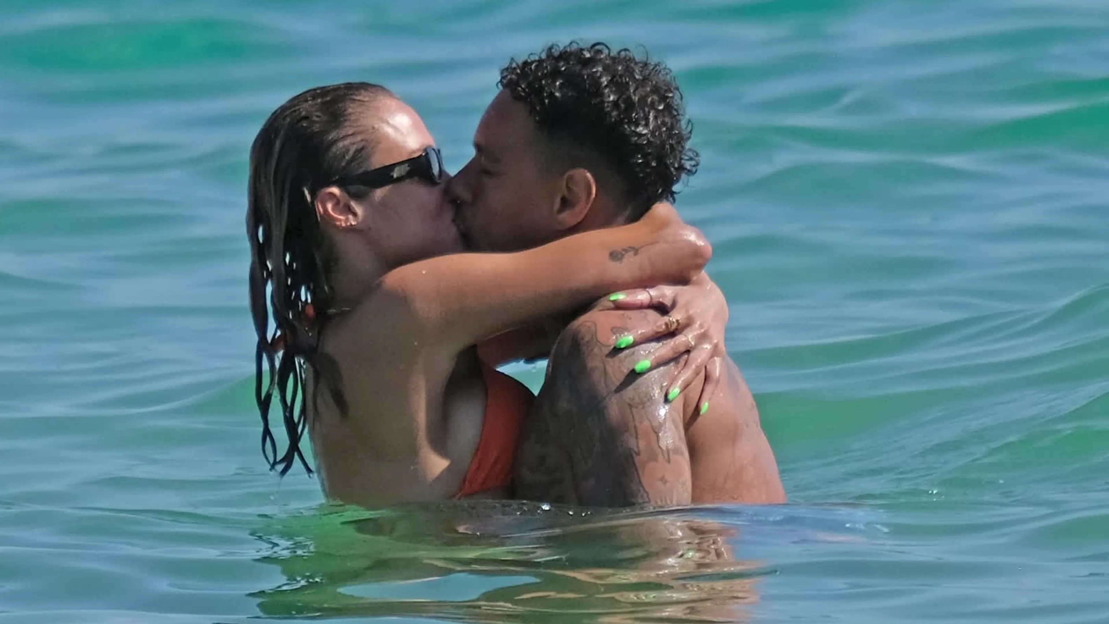 ZIEN: Gregory van der Wiel en Rose Bertram zoenend gespot