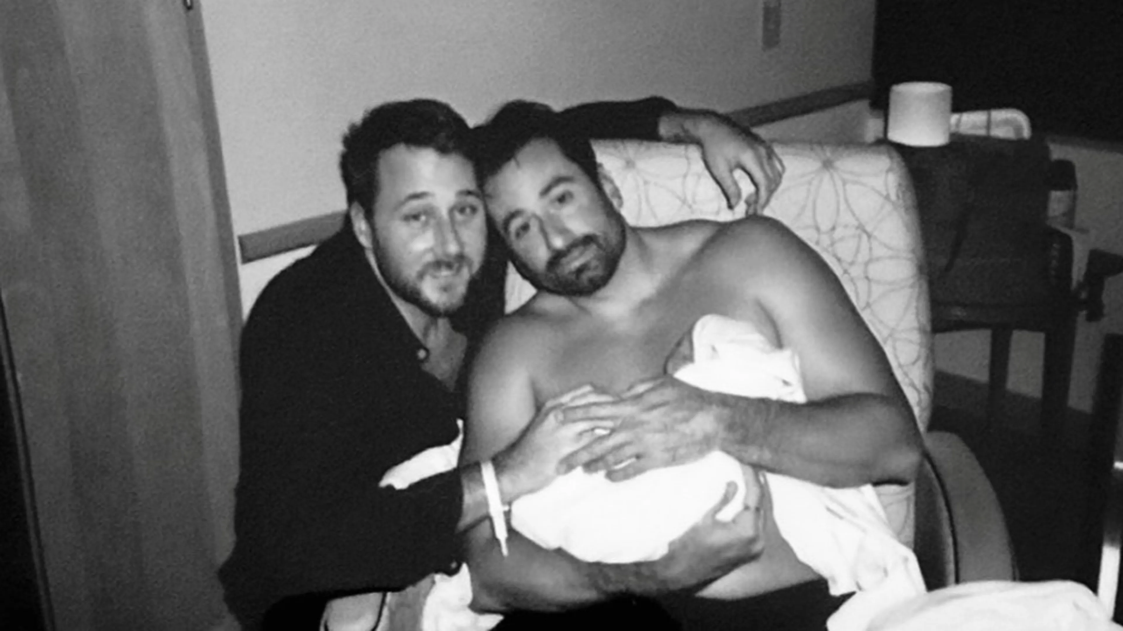 Dotan verwelkomt eerste kind met partner: 'Mooiste meisje ter wereld'