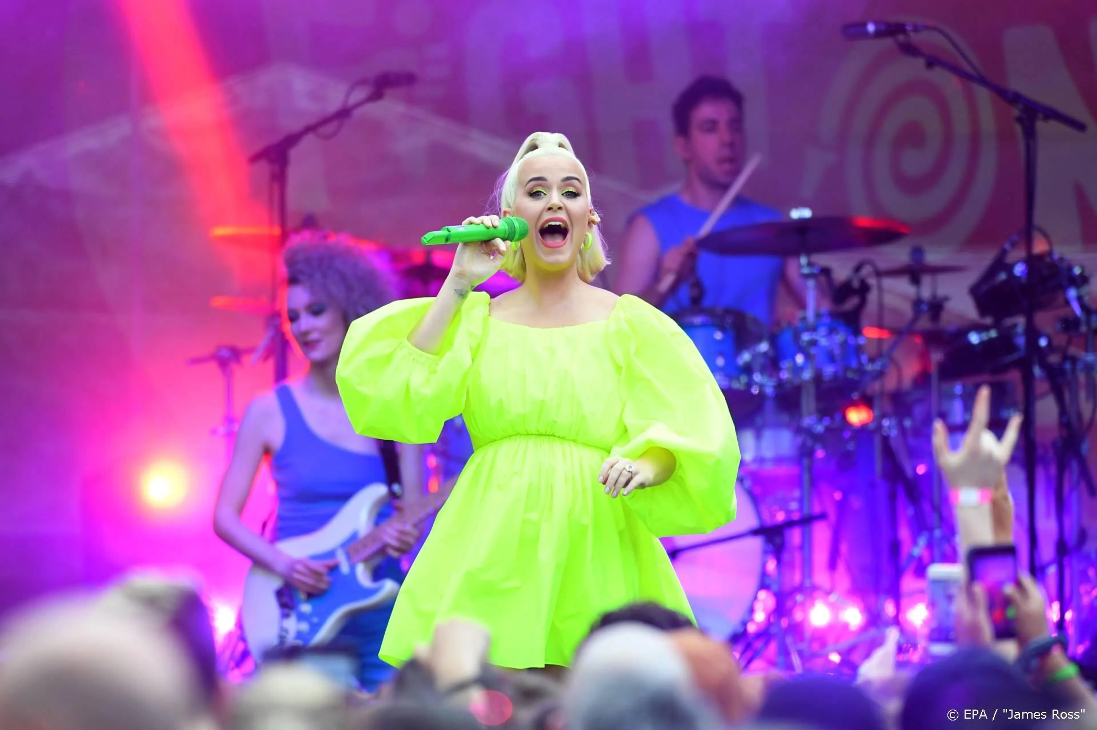 Zwangere Katy Perry snakt naar een biertje