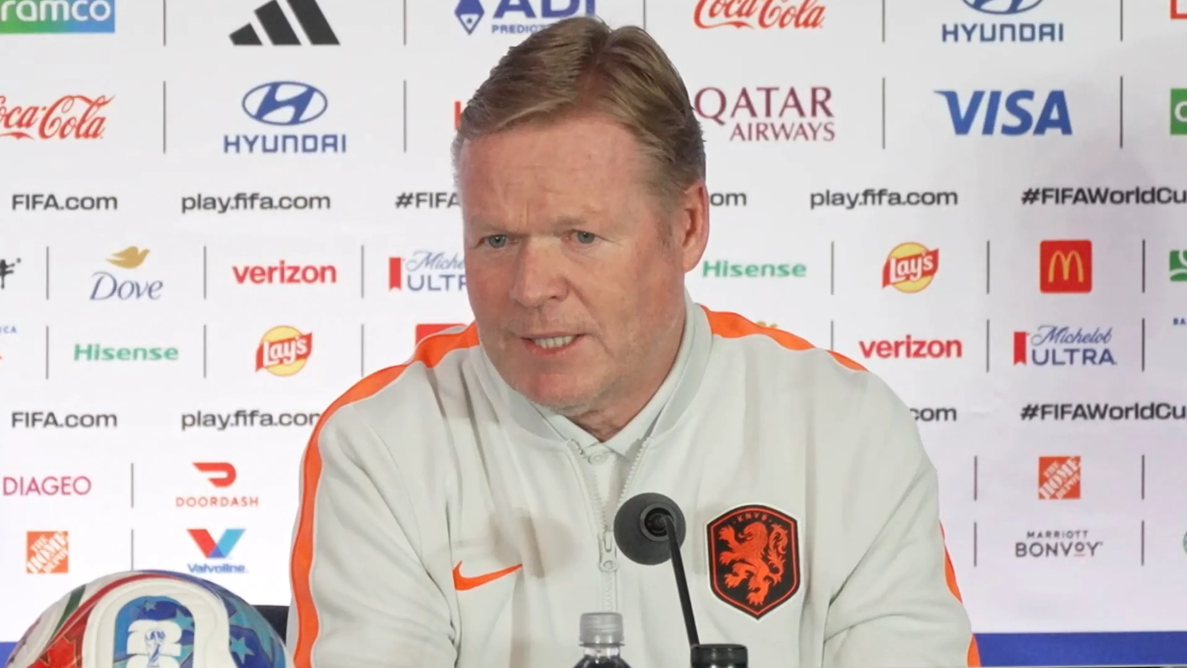 Koeman kijkt terug op wissels tegen Japan: 'Als een grote jongen de kritiek nemen'