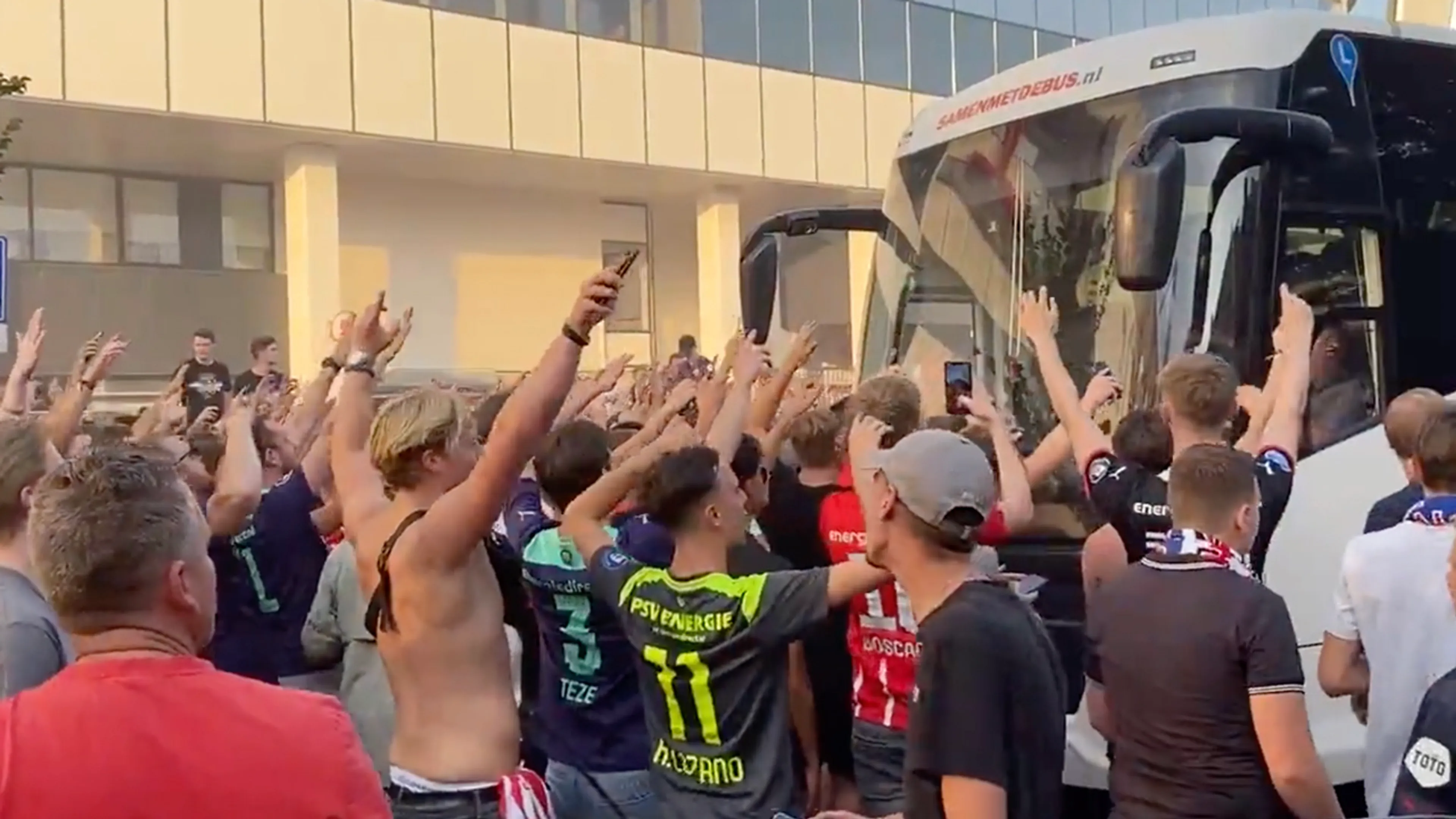 PSV-aanhang houdt spelersbus Rangers tegen: ‘We love you, Celtic!’