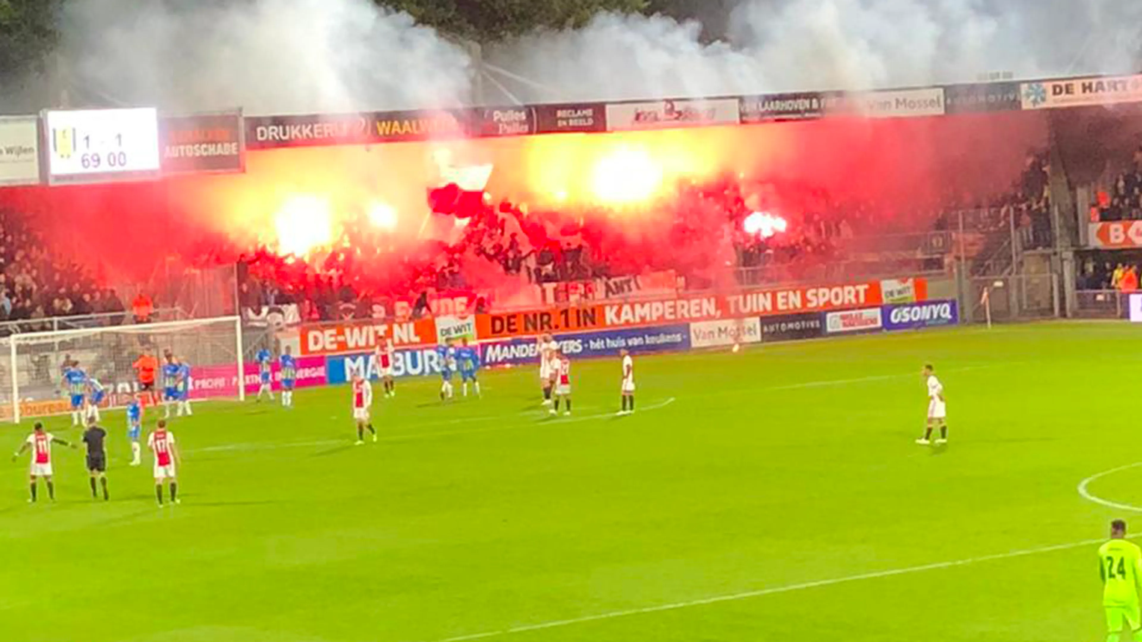 Ajax-fans protesteren tegen supportersverbod in duel met Chelsea