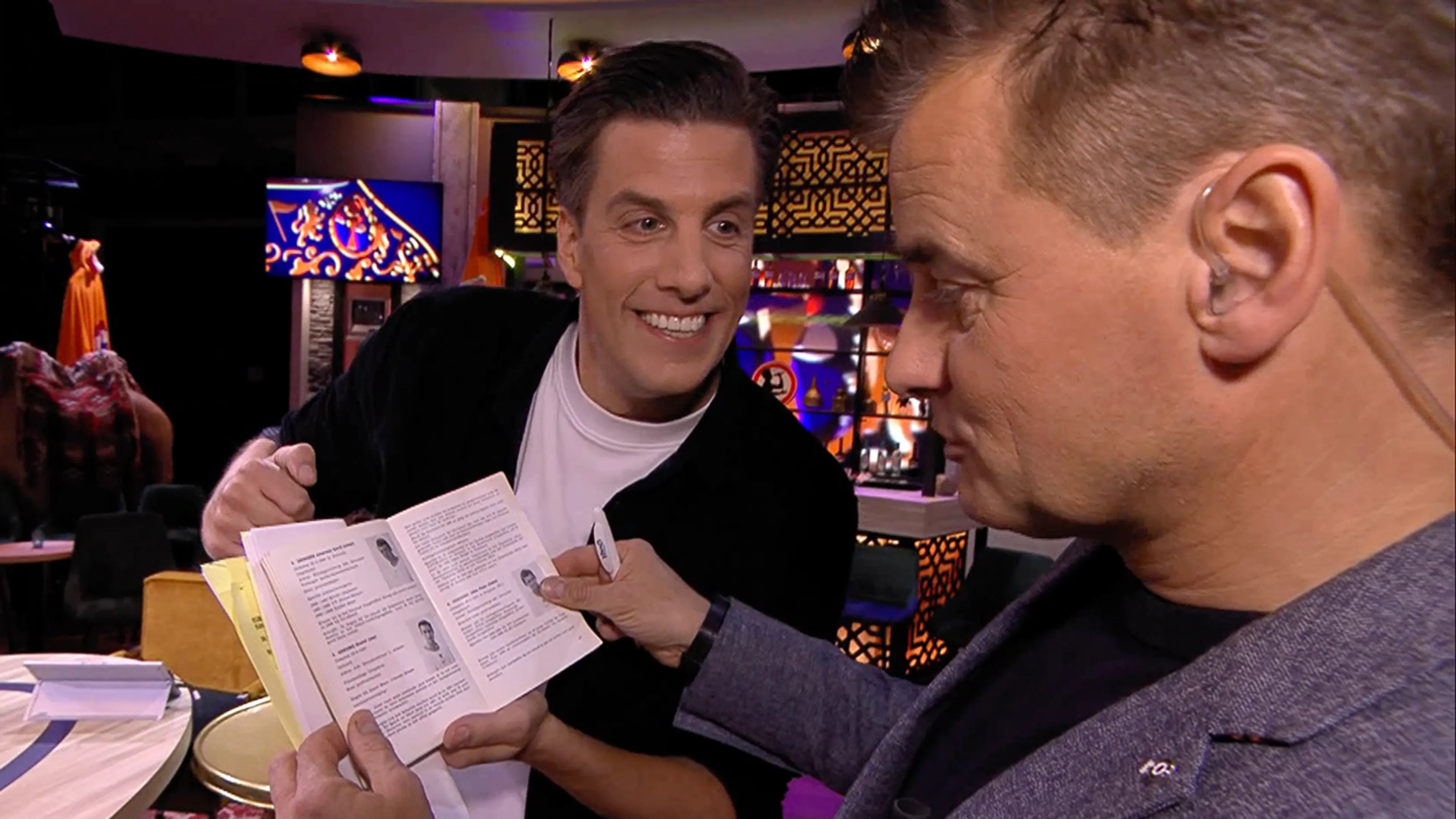 Rob Kemps laat spelersboekje met Johan zien: 'Achttien jaar en zonder snor!'
