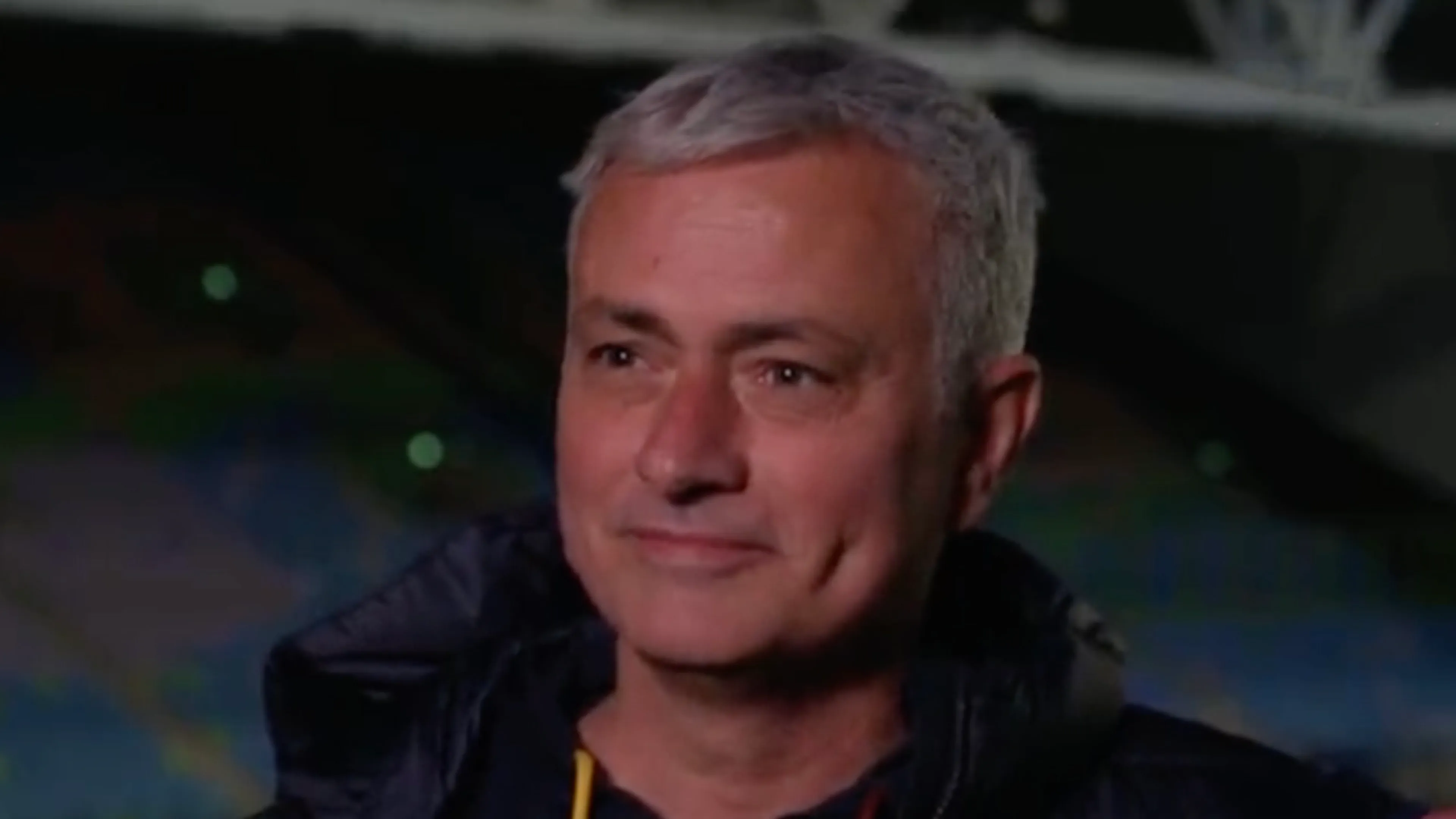 Mourinho in het Nederlands niet te spreken over veld van Vitesse: 'Ongelooflijk!'