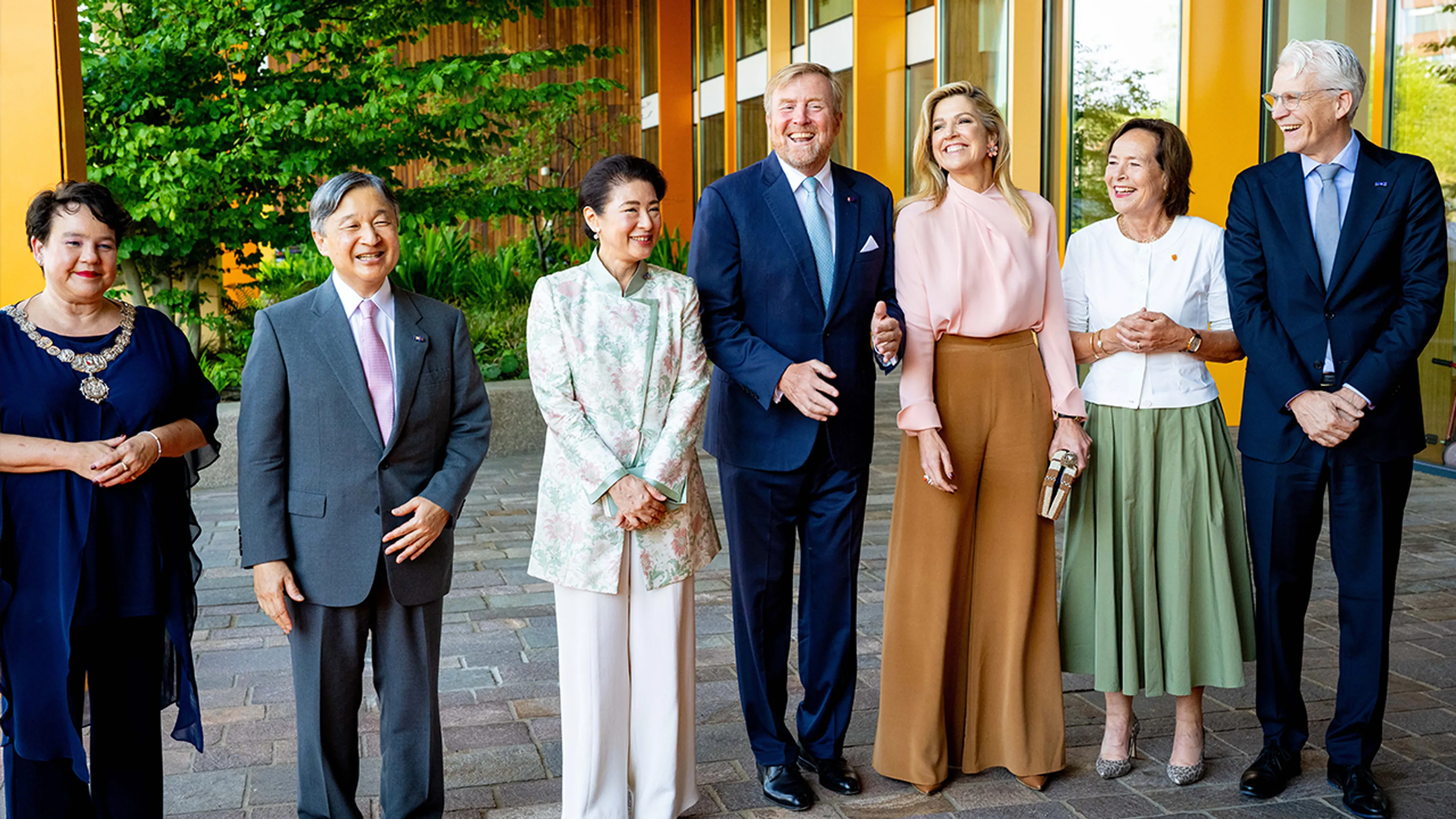Video: koning Willem-Alexander in oranjestemming tijdens fotomoment: 'Naar links… naar links!'