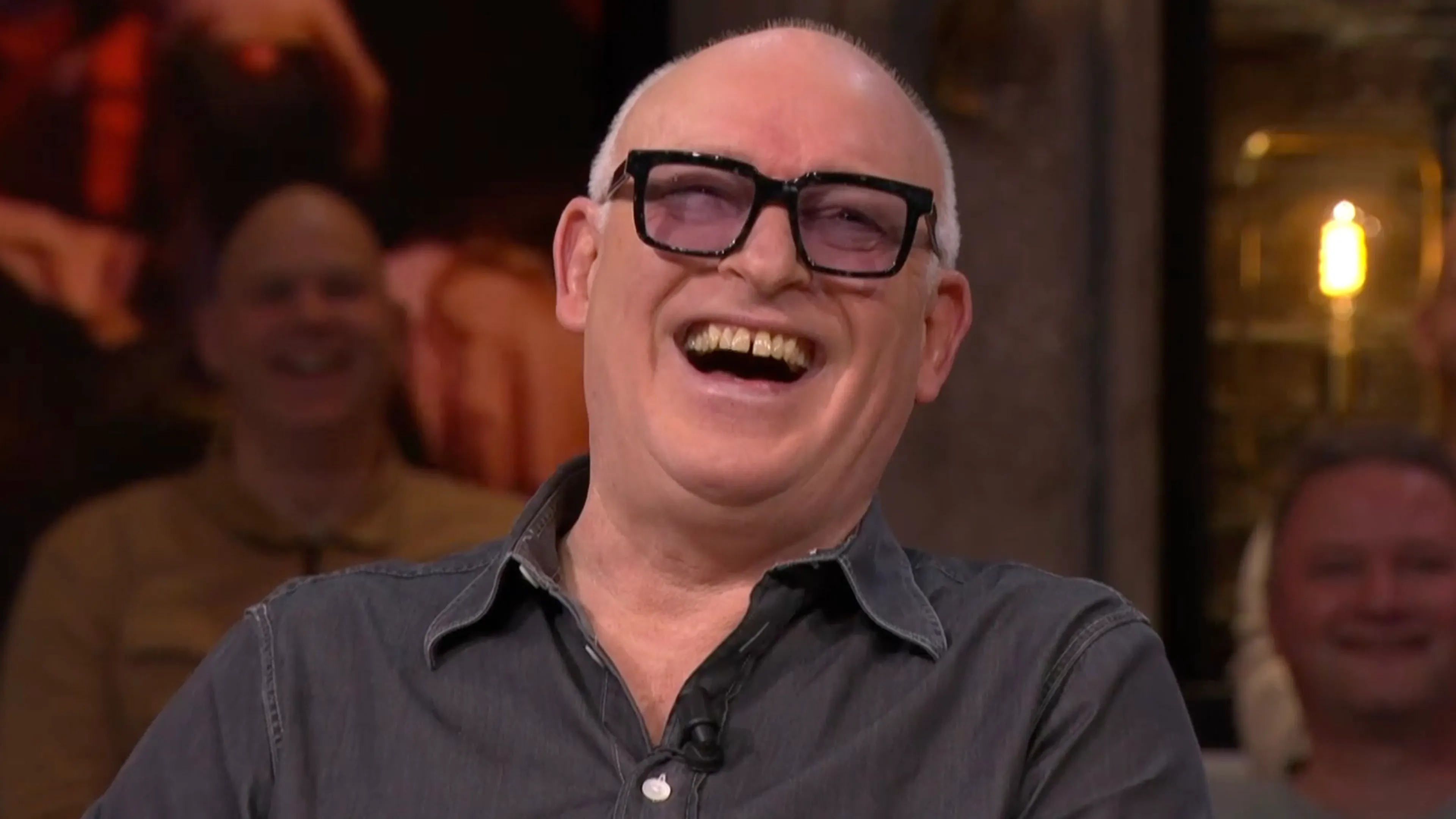 René van der Gijp moet lachen om stout carnavalsliedje: 'Die is leuk!'