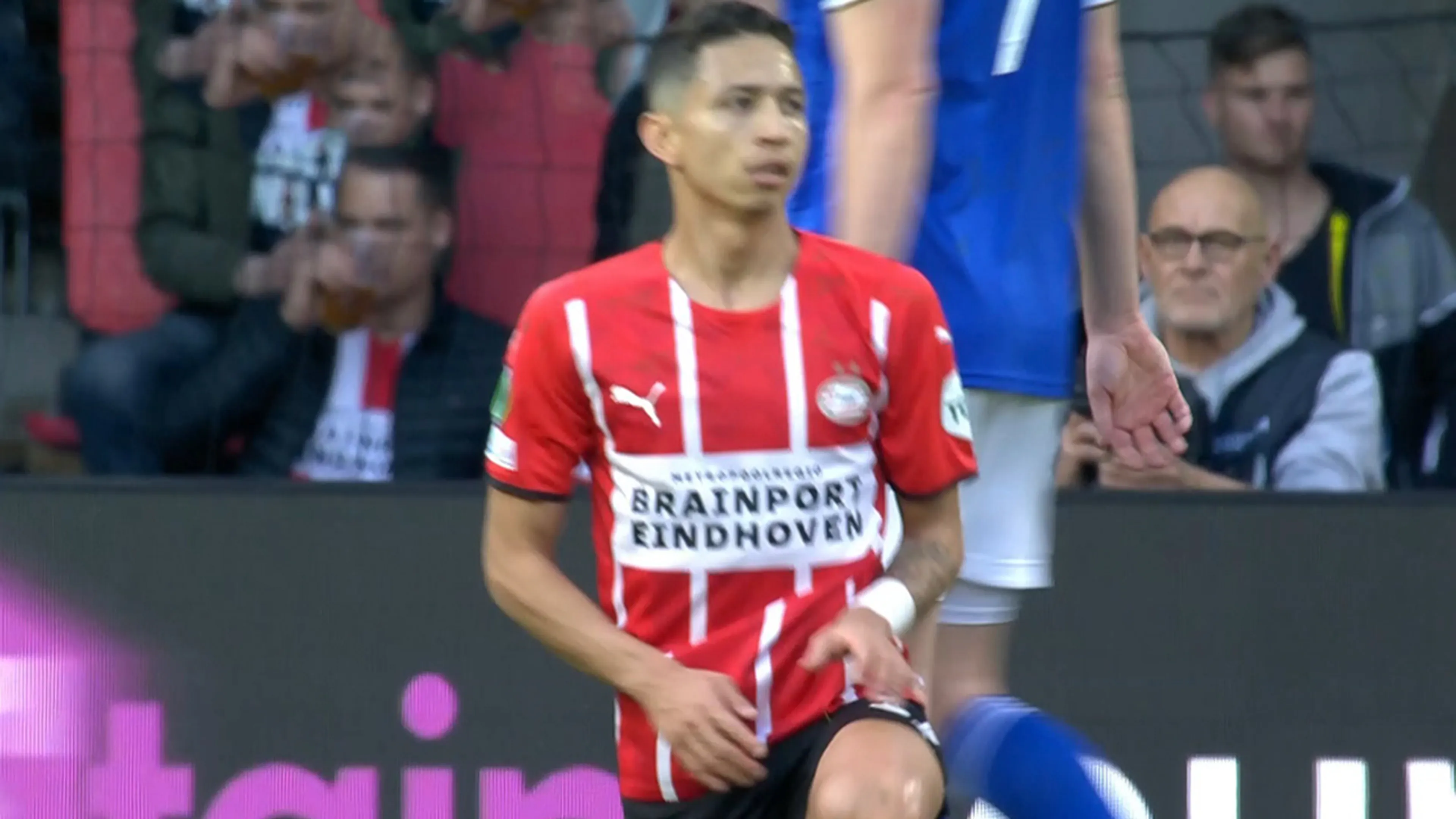 KANS: Doelman Schmeichel pakt een afstandsschot van Mauro Junior