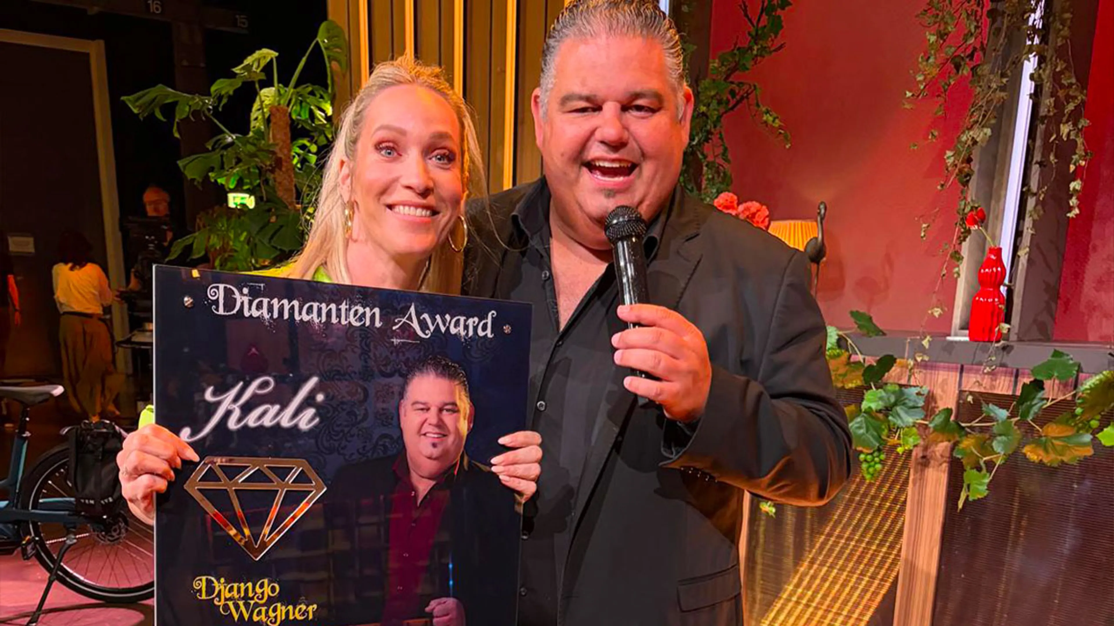 Django Wagner dolblij na ontvangst diamanten award bij De Oranjezondag: 'Ik ben een gelukkig man!'