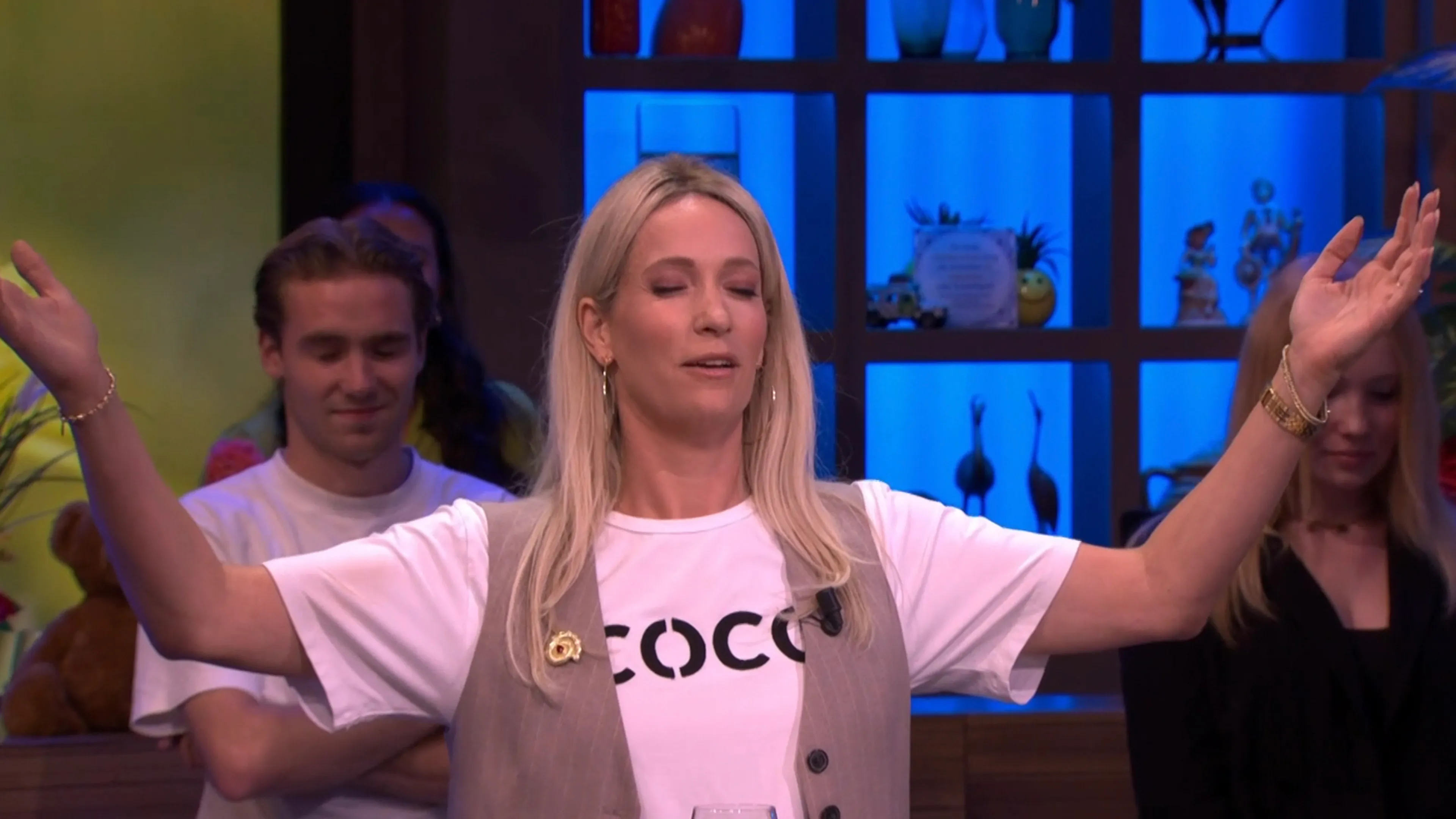 Hélène Hendriks doet parodie op congres van Volt, Merel Ek: ‘Het leek wel een sekte’