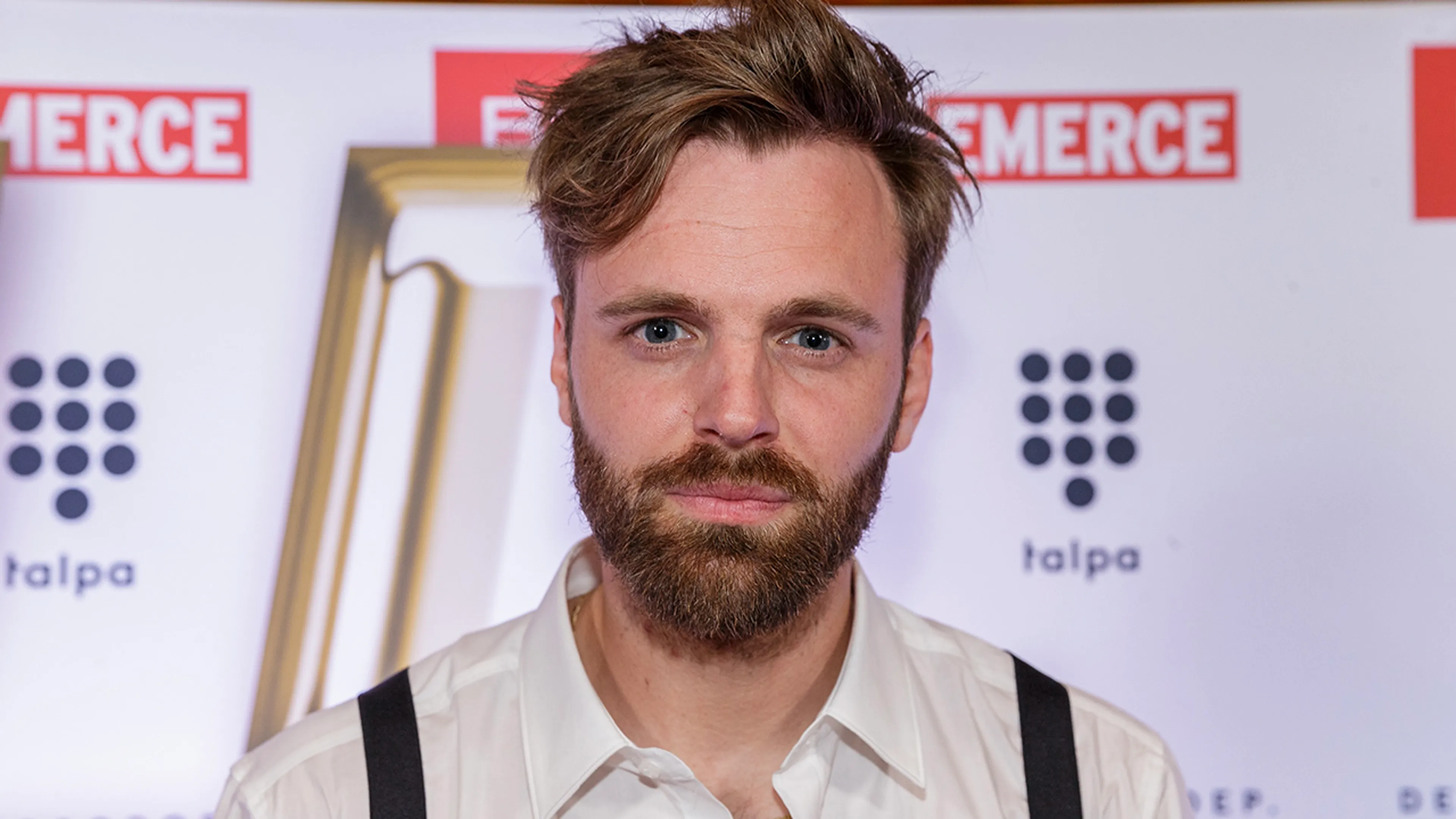 BOOS-presentator Tim Hofman biedt excuses aan voor zijn eigen vrouwonvriendelijke teksten