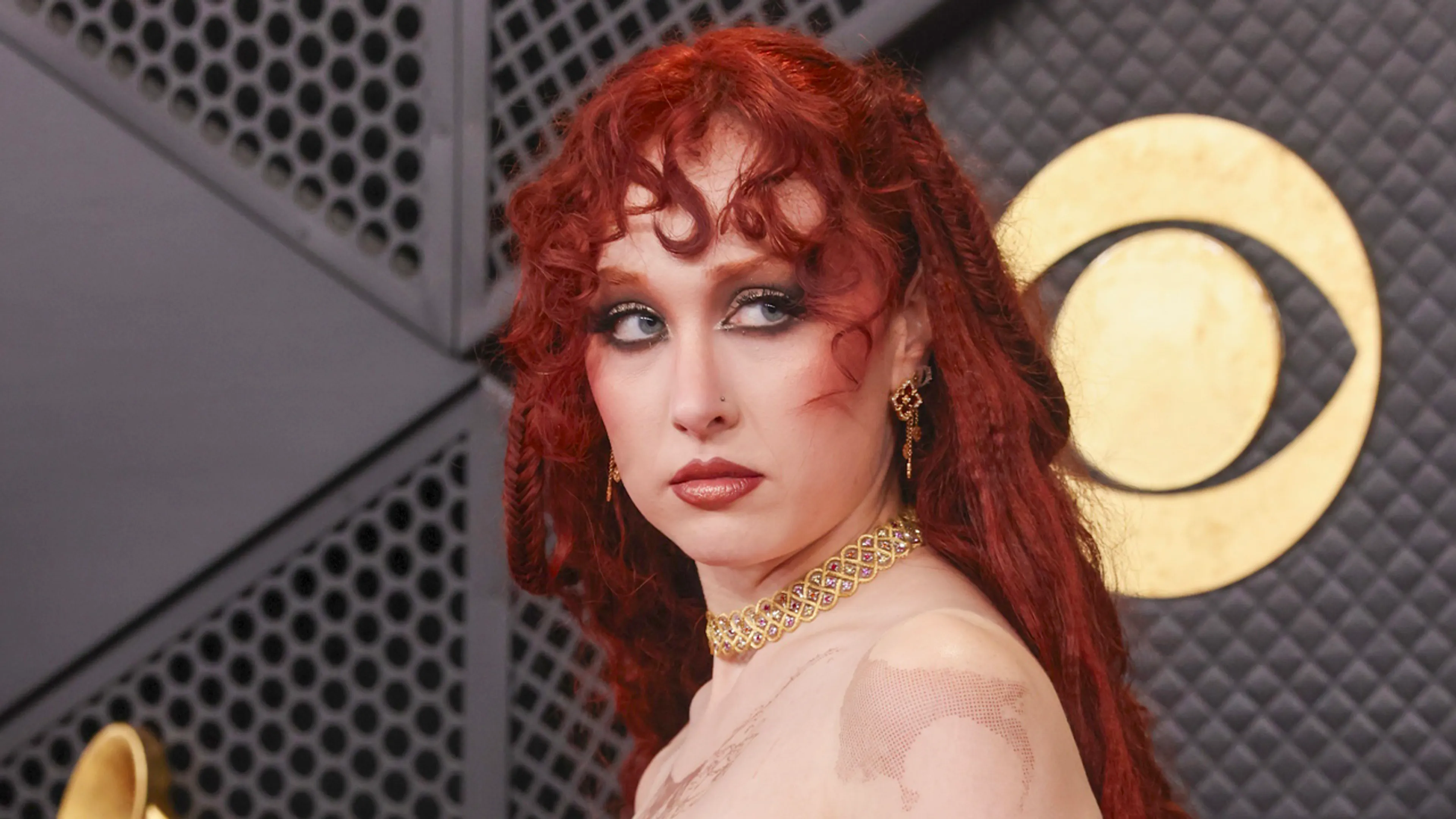 Zangeres Chappell Roan topless over rode loper bij uitreiking Grammy Awards
