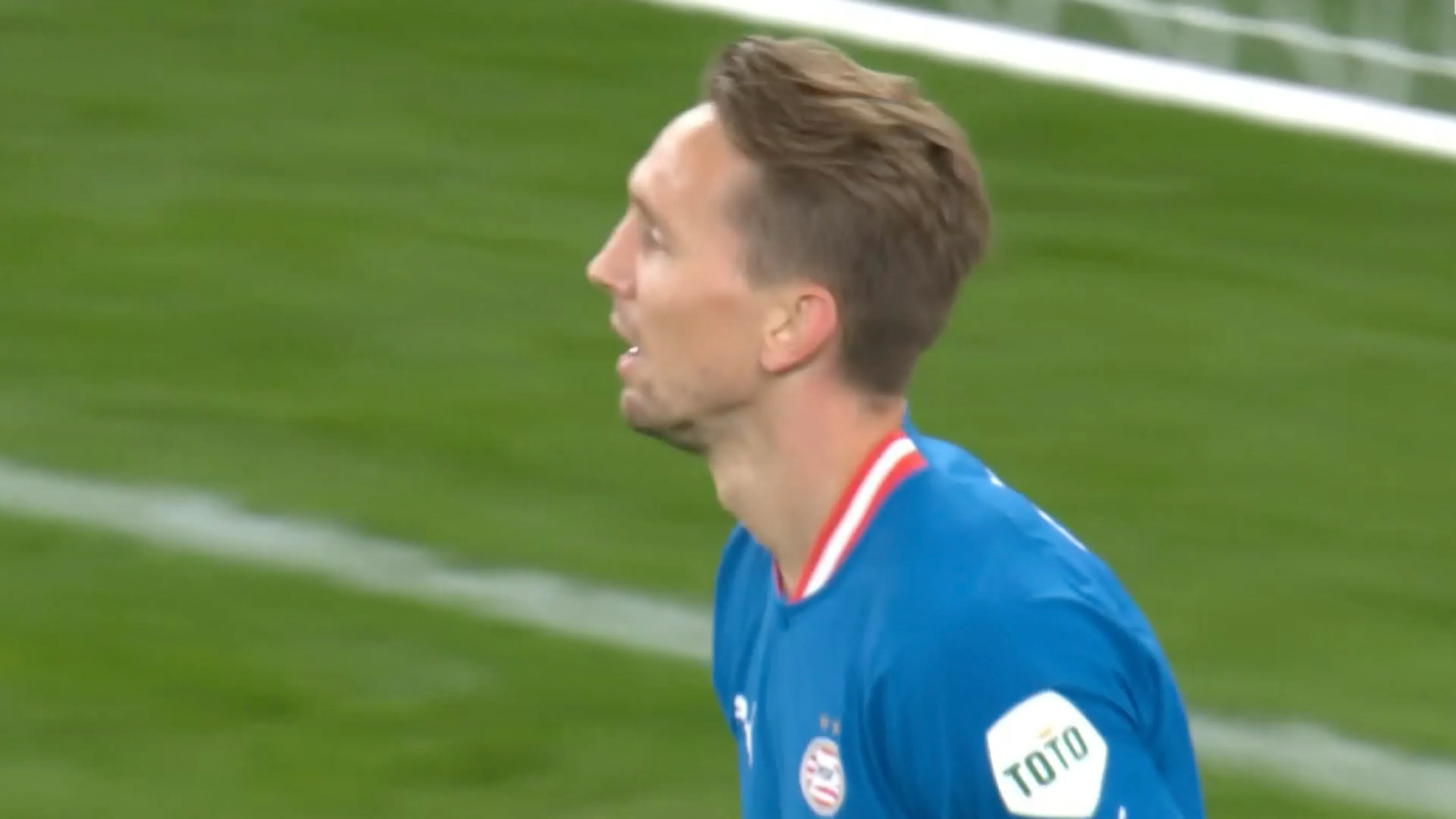 KANS: Nketiah schiet keihard naast