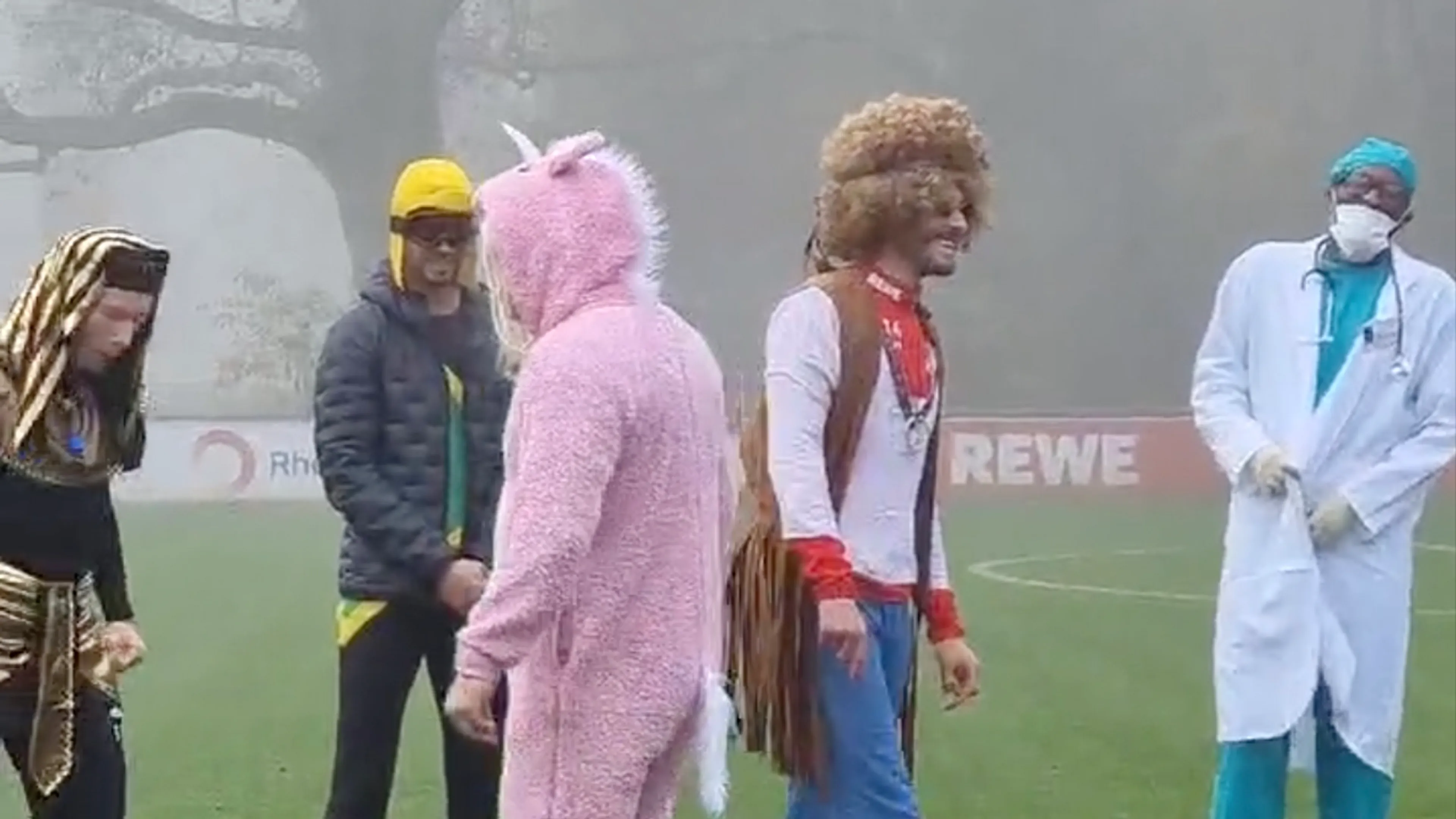 VIDEO: FC Köln-selectie verschijnt in carnavalskostuum op trainingsveld