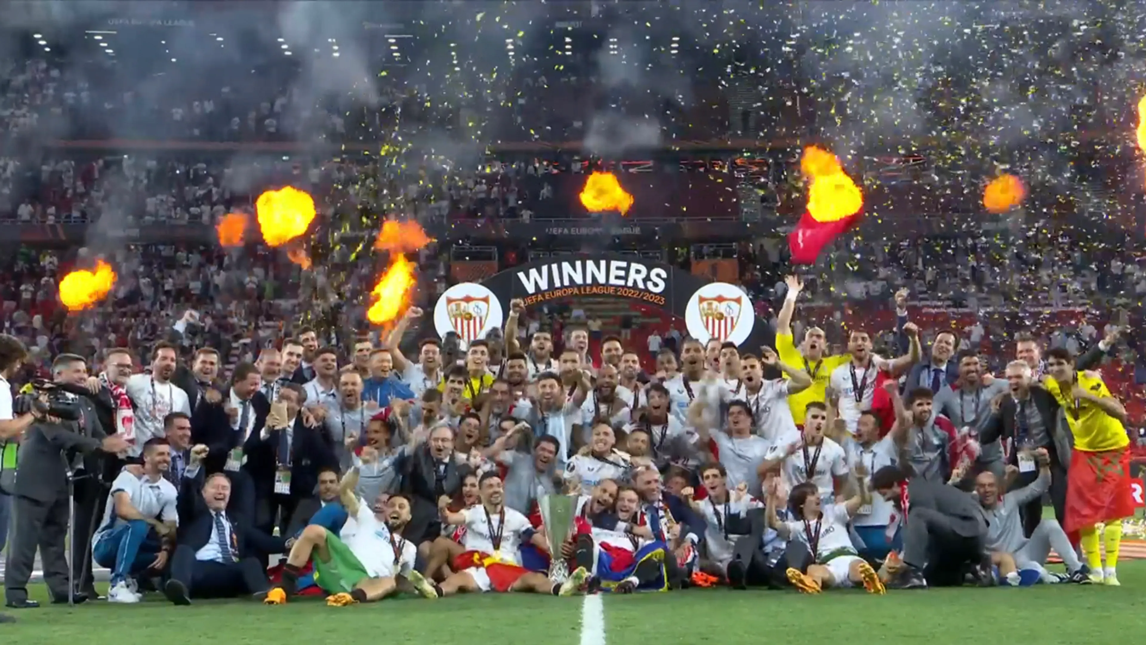 HULDIGING: Sevilla houdt Europa League-beker de lucht in