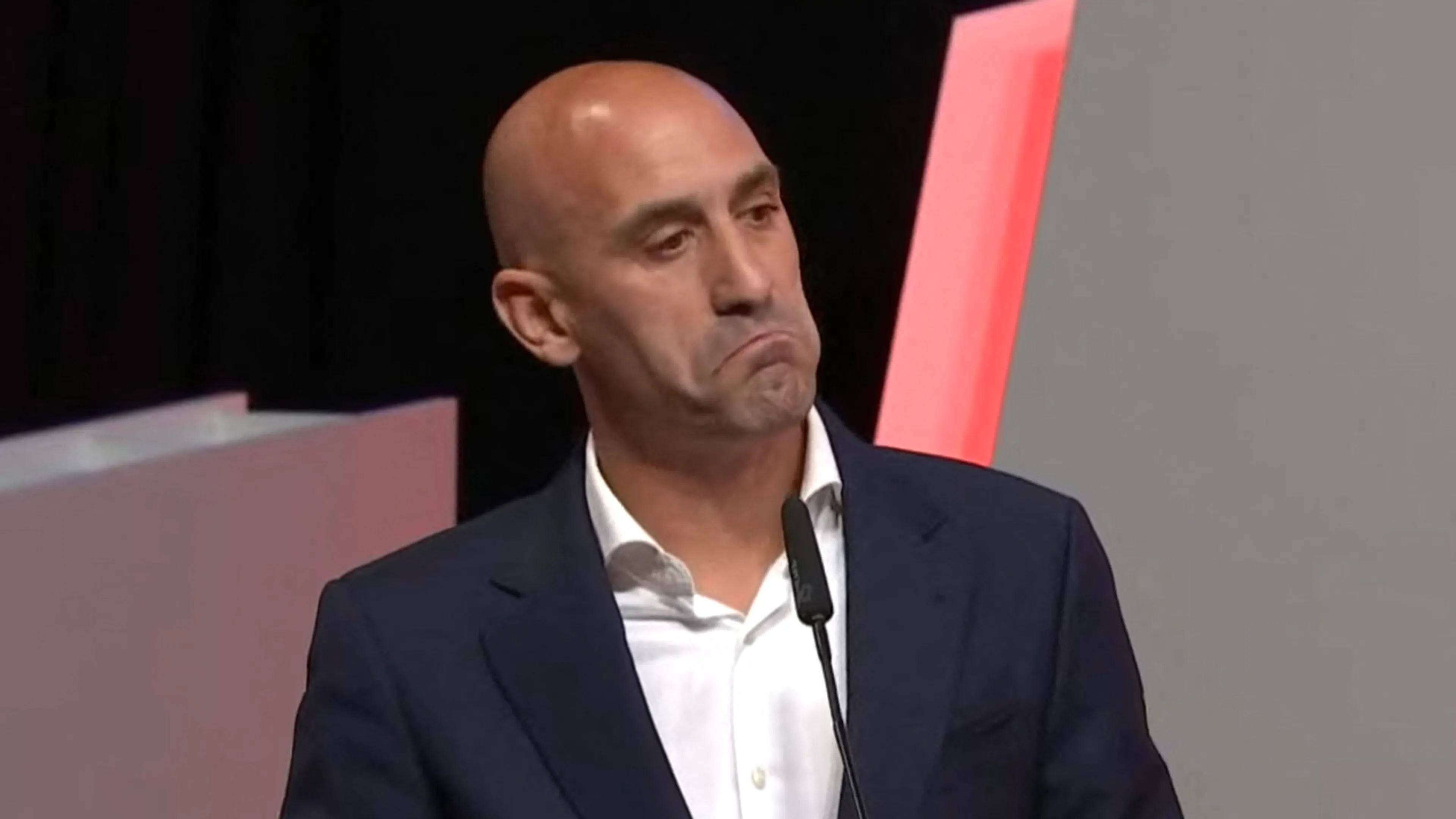 Spaanse voetbalbond verzoekt Rubiales per direct af te treden