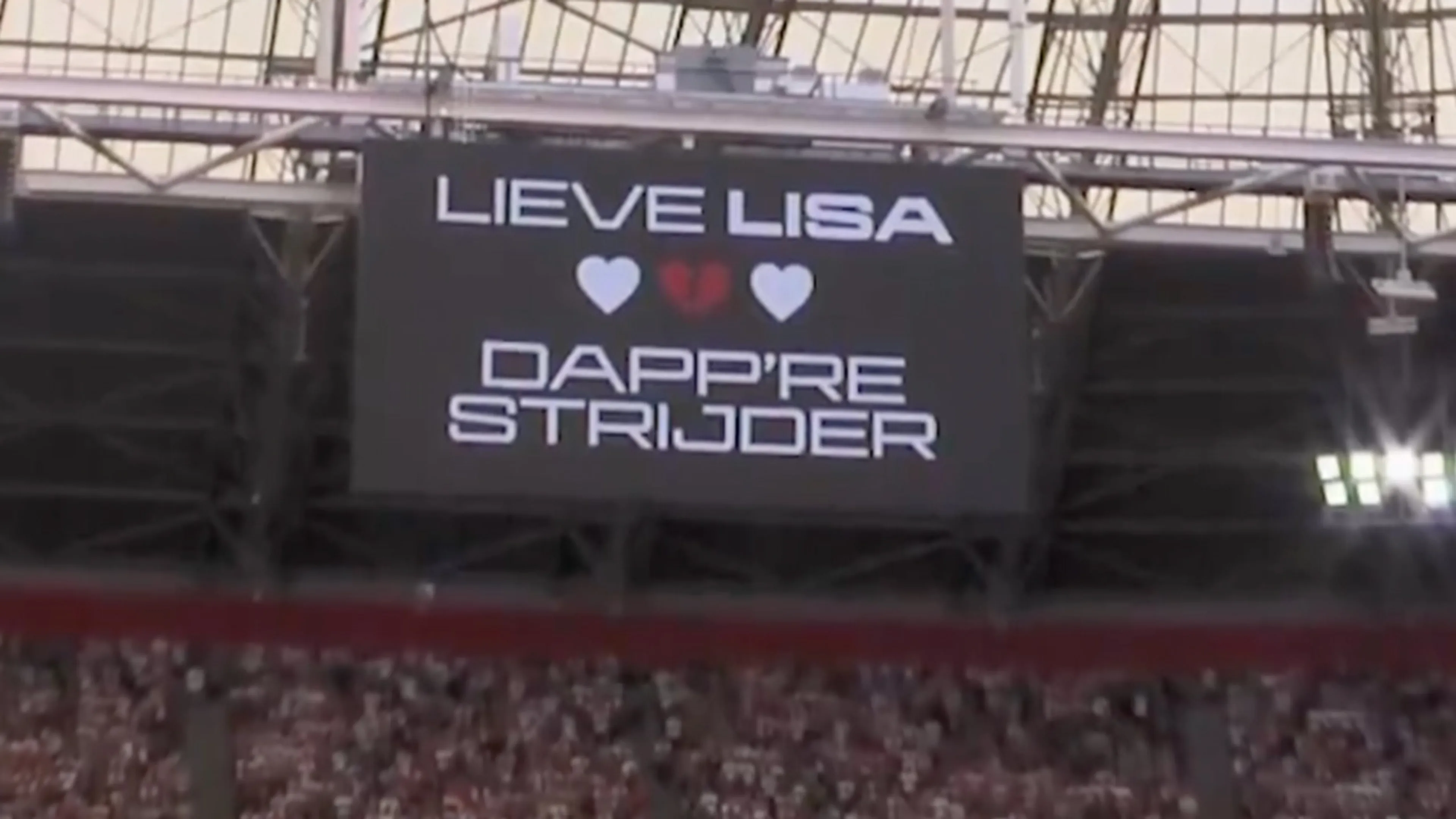 Johan Cruijff ArenA staat met applaus stil bij de om het leven gebrachte Lisa (17)