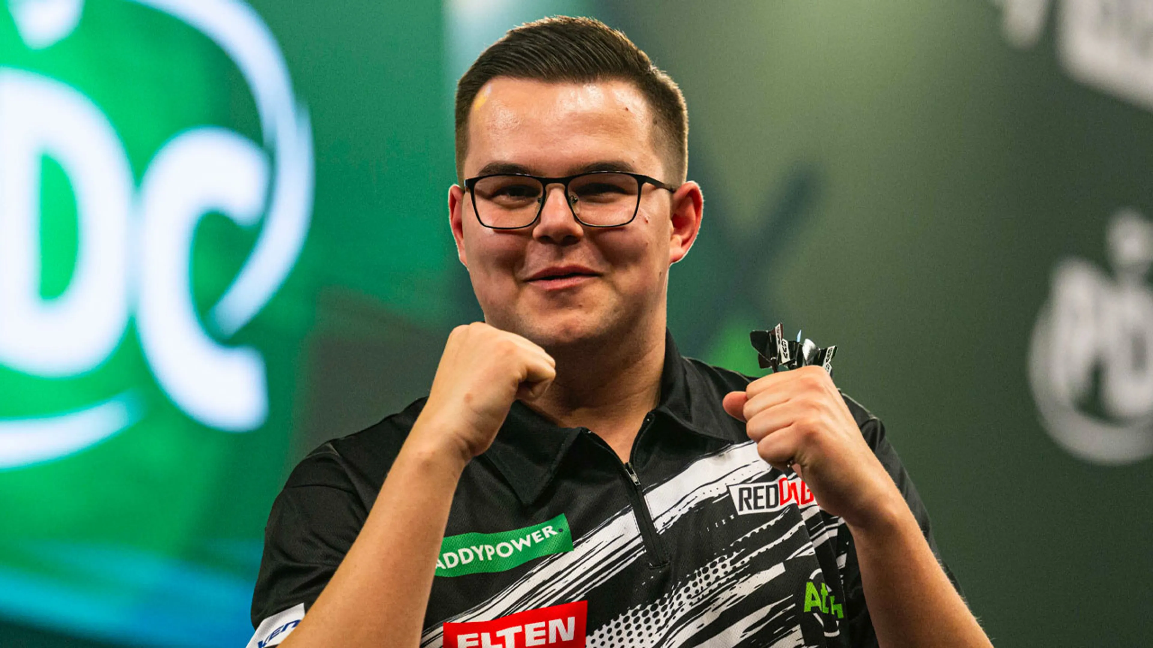 Gian van Veen durft te dromen van WK-titel na zege op Luke Humphries: 'Smaakt naar meer!'