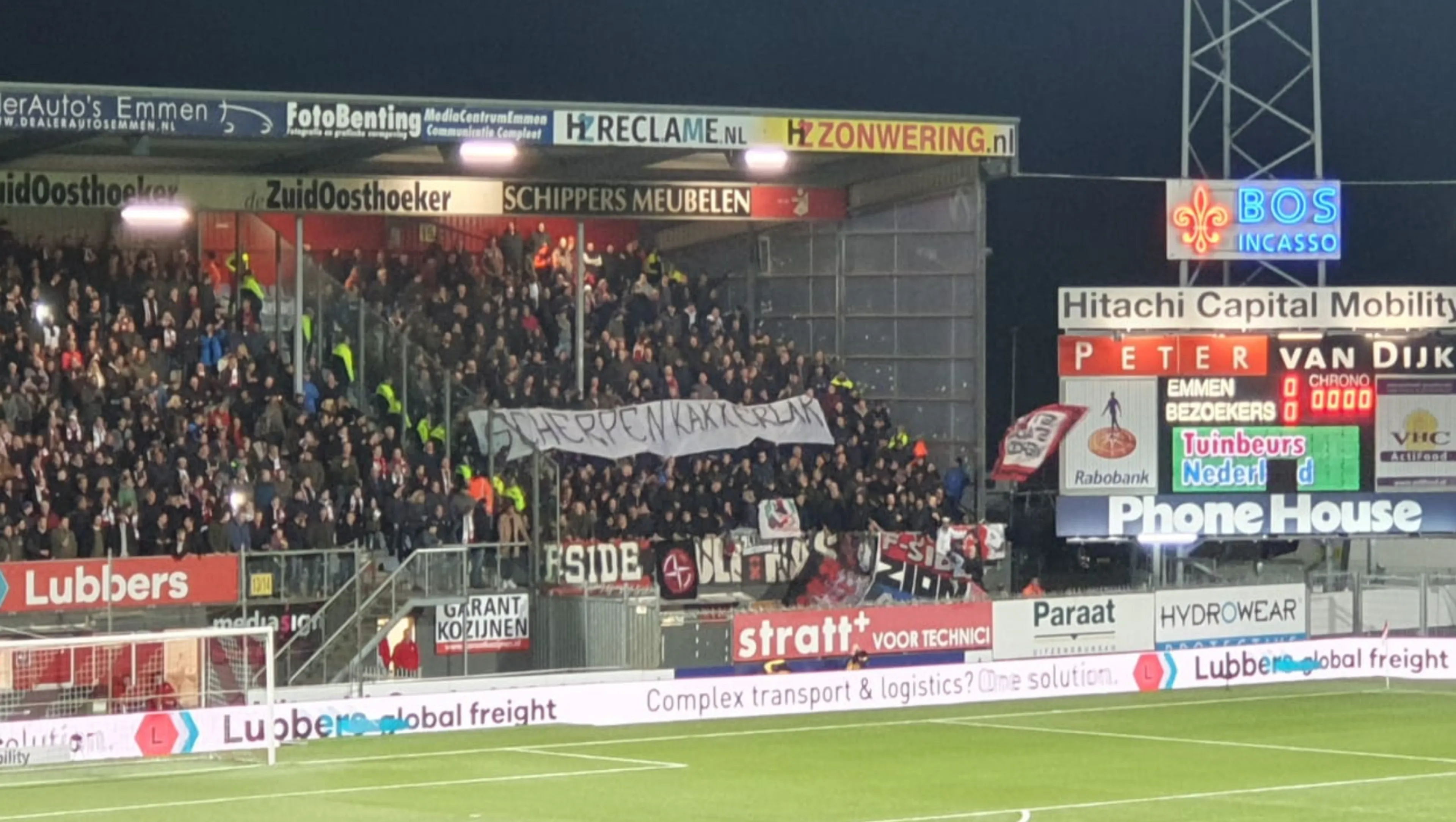Boze Ajax-fans komen met duidelijk spandoek tegen Scherpen