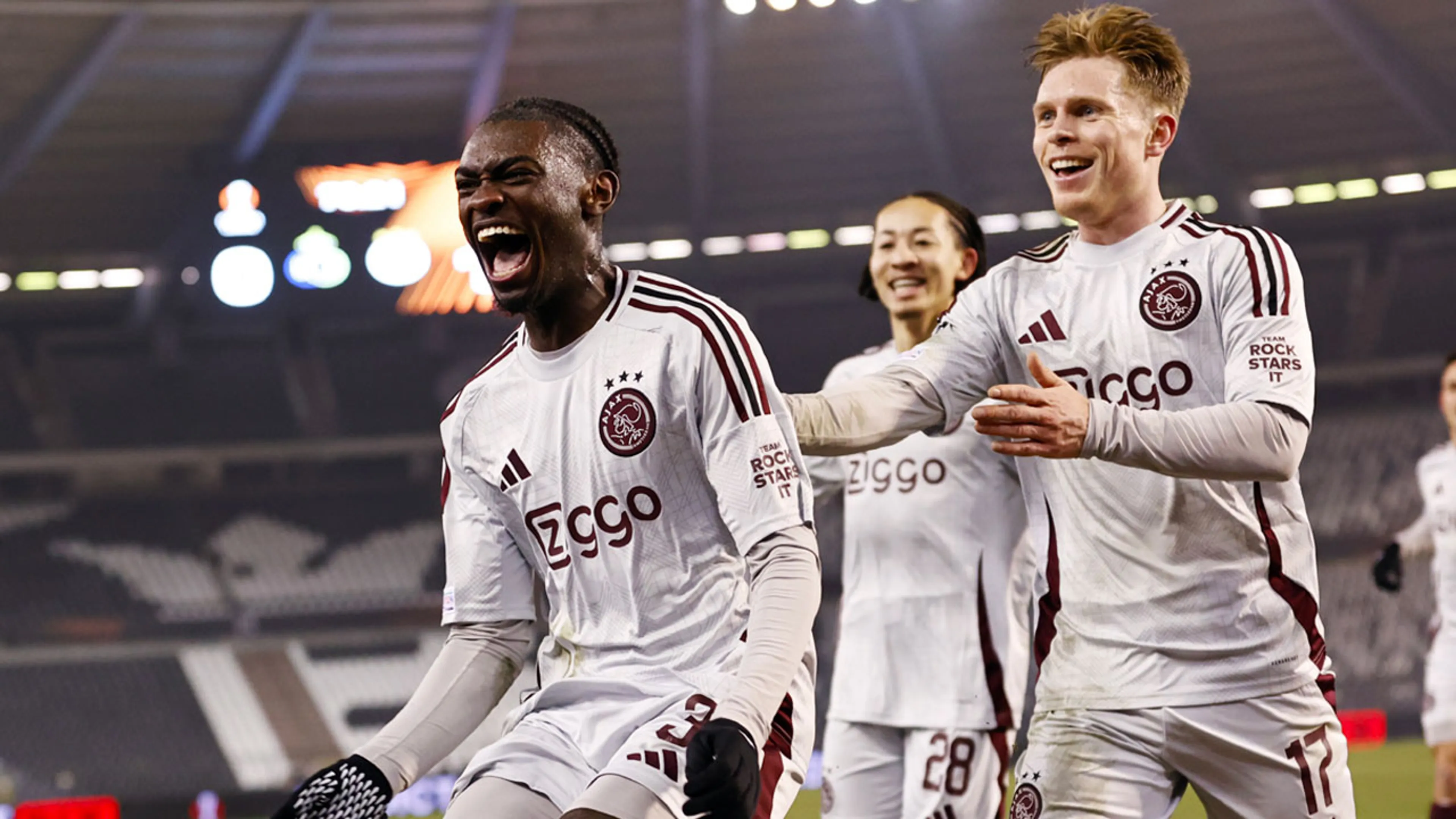 Mokio (16) dolgelukkig na historisch Ajax-doelpunt: 'Deze wedstrijd zal ik me lang herinneren!'