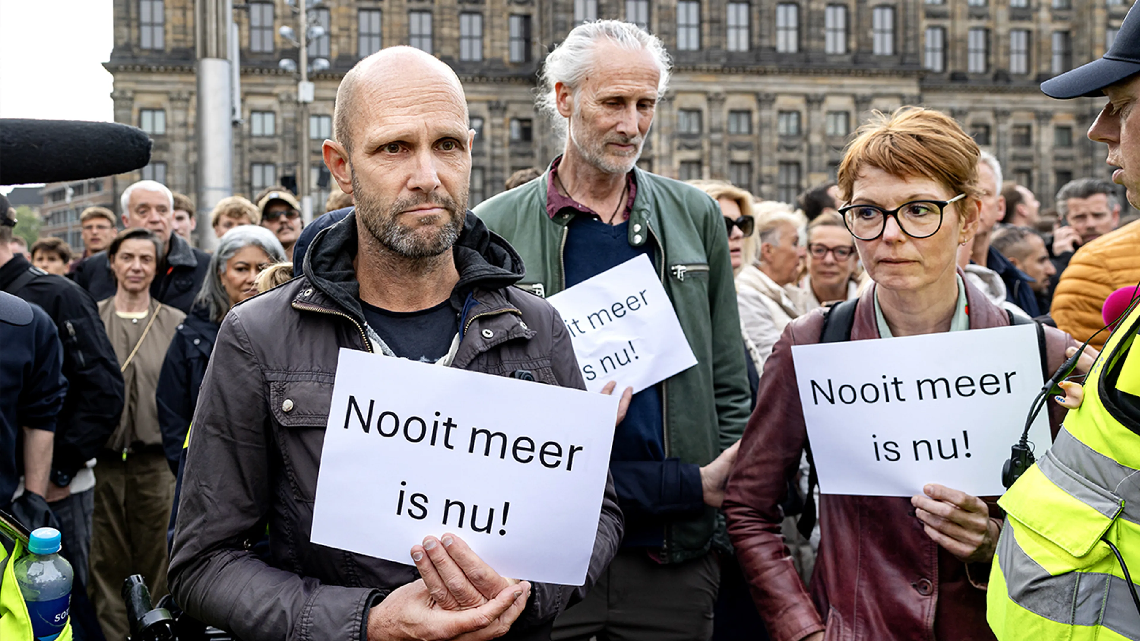 Activist Frank van der Linde en anderen aangehouden bij dodenherdenking