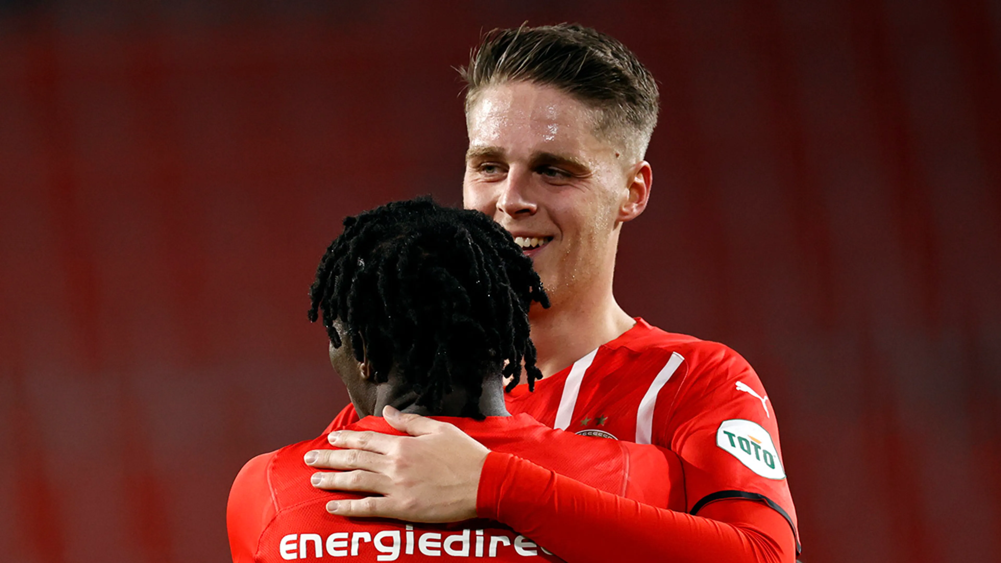 VIDEOGOAL: Joey Veerman zet PSV op voorsprong met eerste Eindhovense treffer