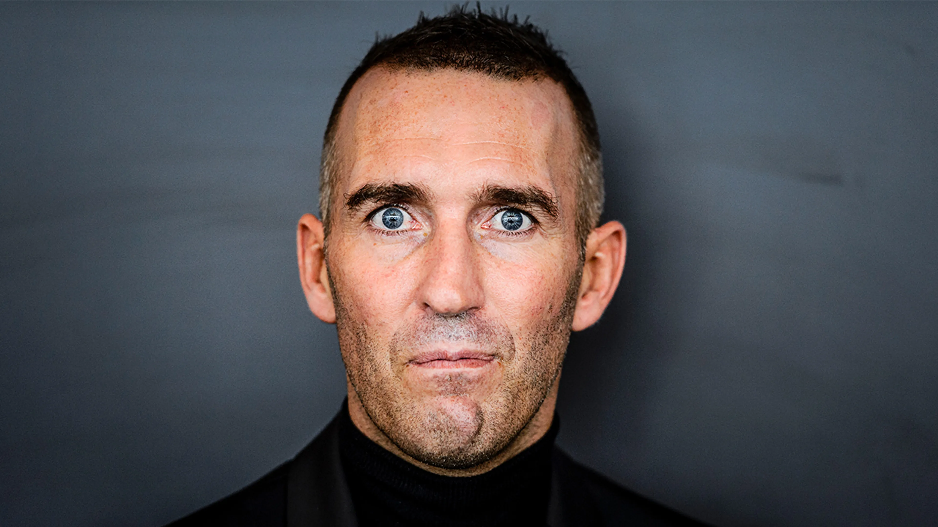 Rouwstoet Ricksen trekt langs stadion Rangers FC