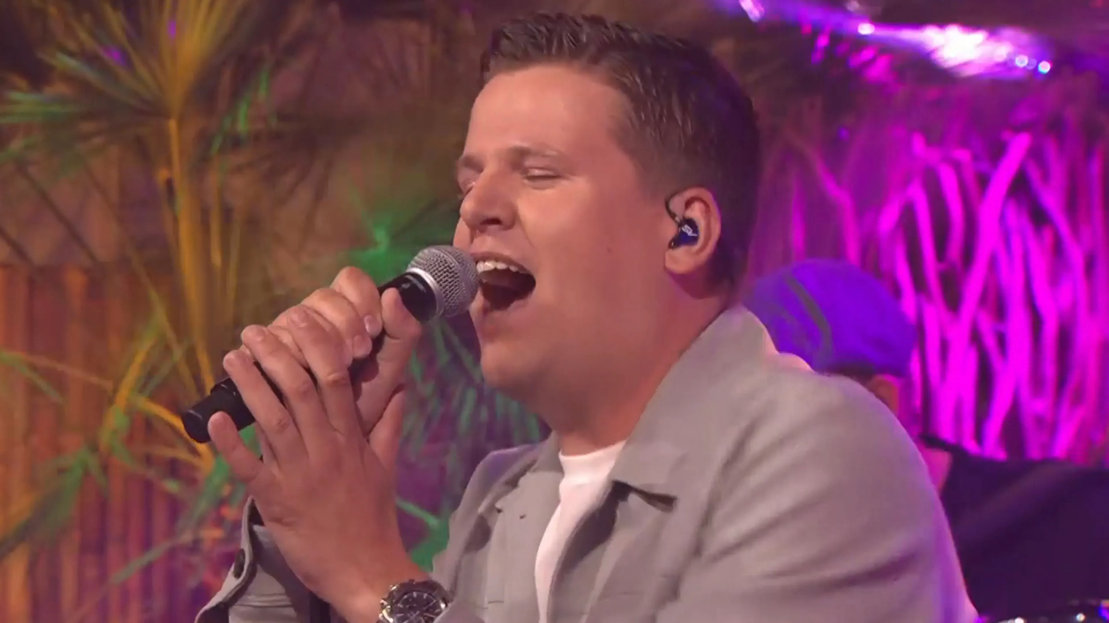 Sven Versteeg zorgt voor héérlijke opening van De Oranjezomer met 'Heb Lak Aan Wat Ze Zeggen'